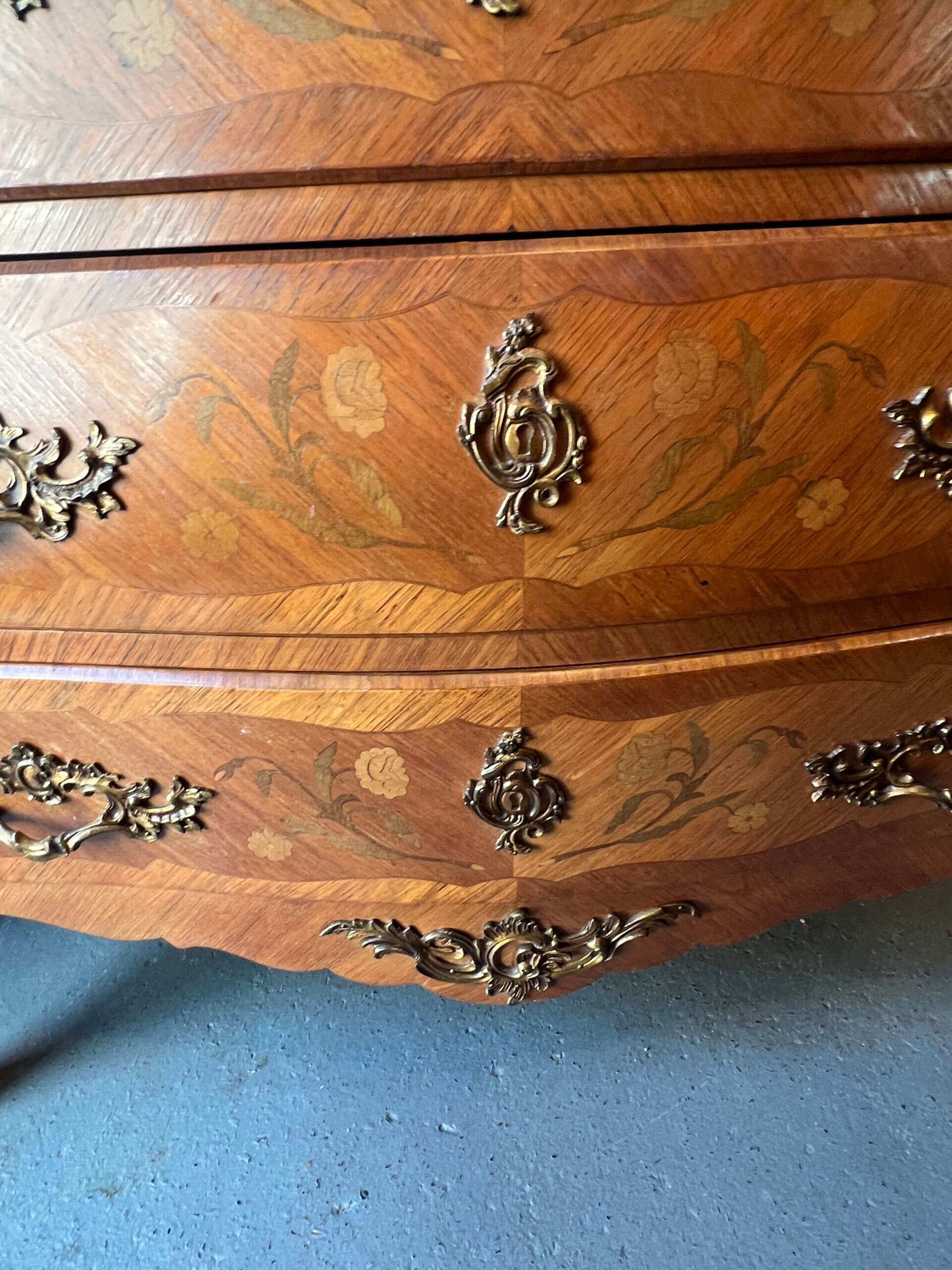 Louis XV style curved chest of drawers in veneer and marquetry, early 20th century