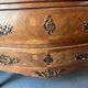 Commode galbée de style Louis XV en bois de placage et marqueterie, début XXe
