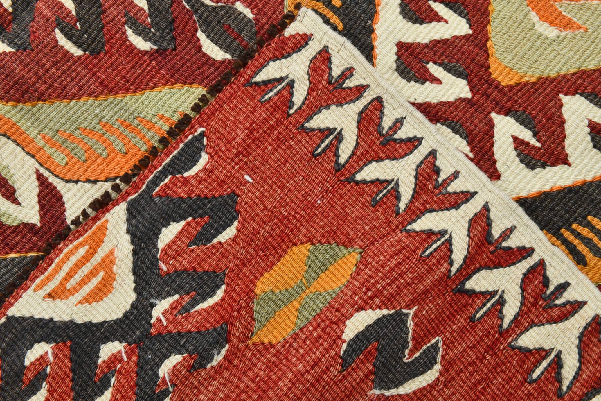 Tapis kilim vintage géométrique fait main – Explosion de motifs ethniques