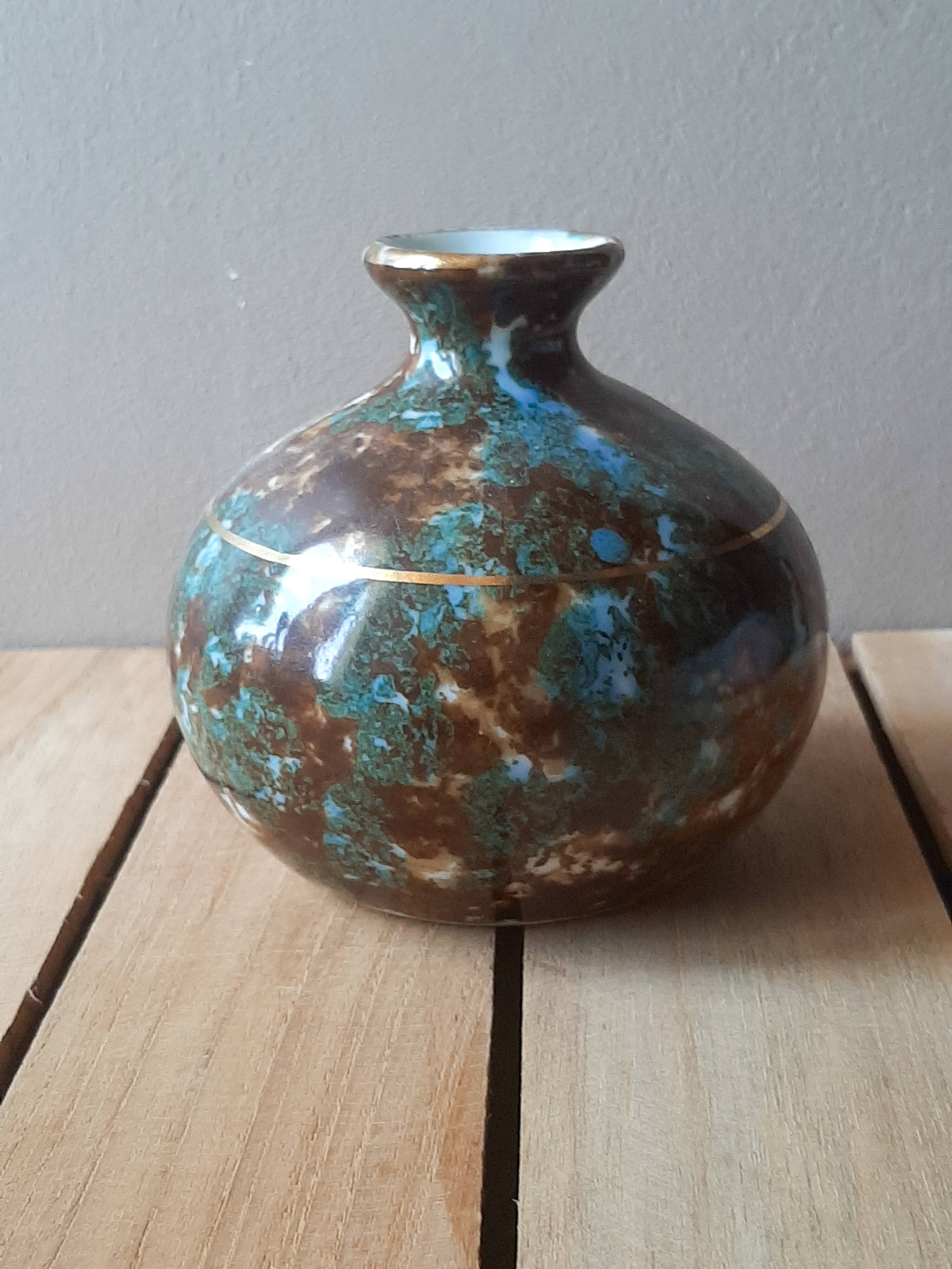 Single-flower vase in glazed Limoges porcelain