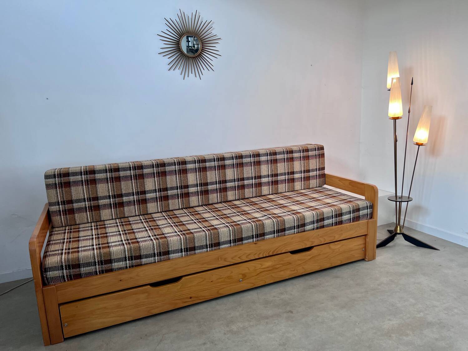 Ancien canapé lit 3 places design années 70/80 en pin vintage sofa