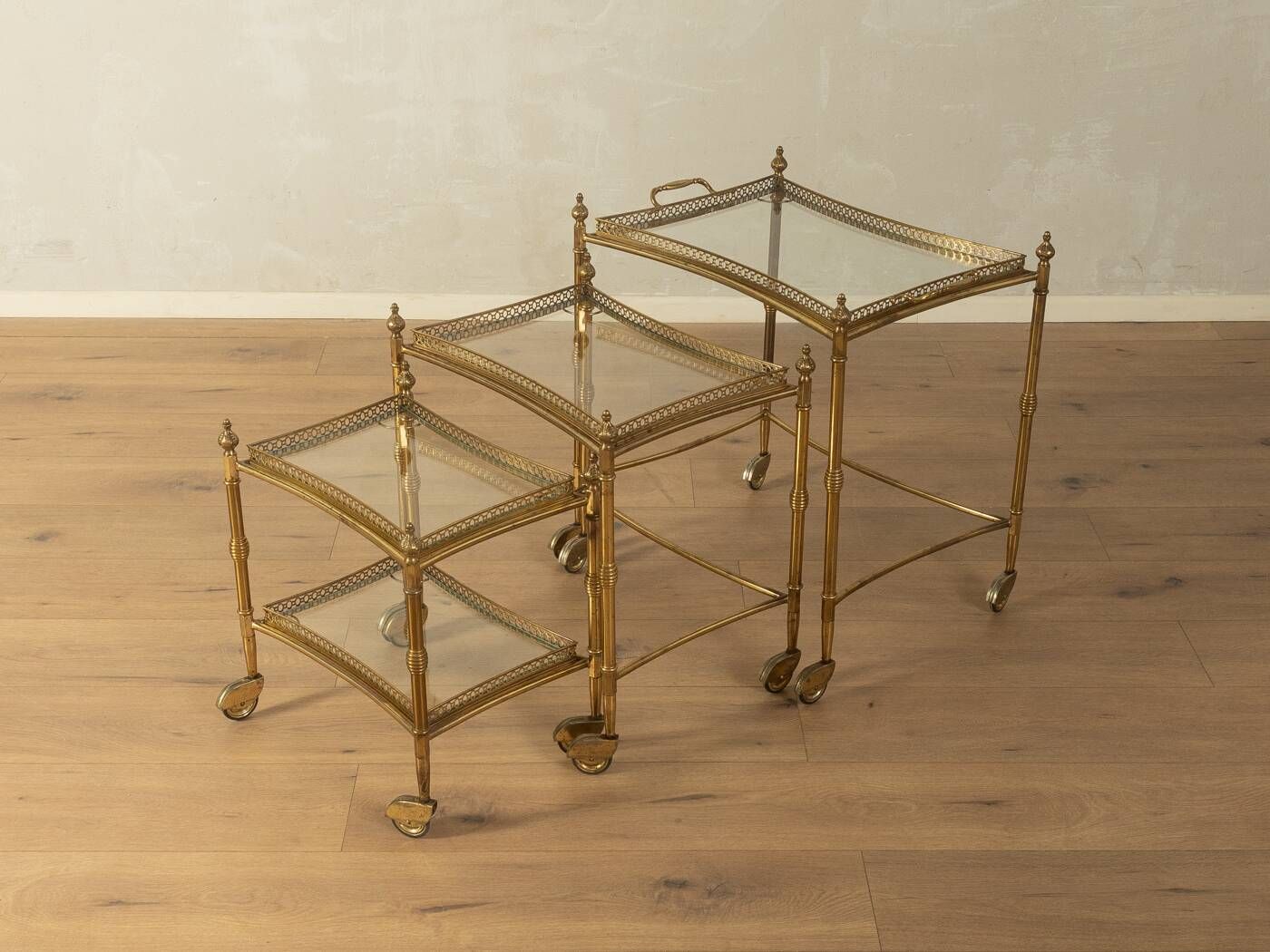 Set of 3 vintage Hollywood Regency nesting tables with brass frame and glass tops (1960s)