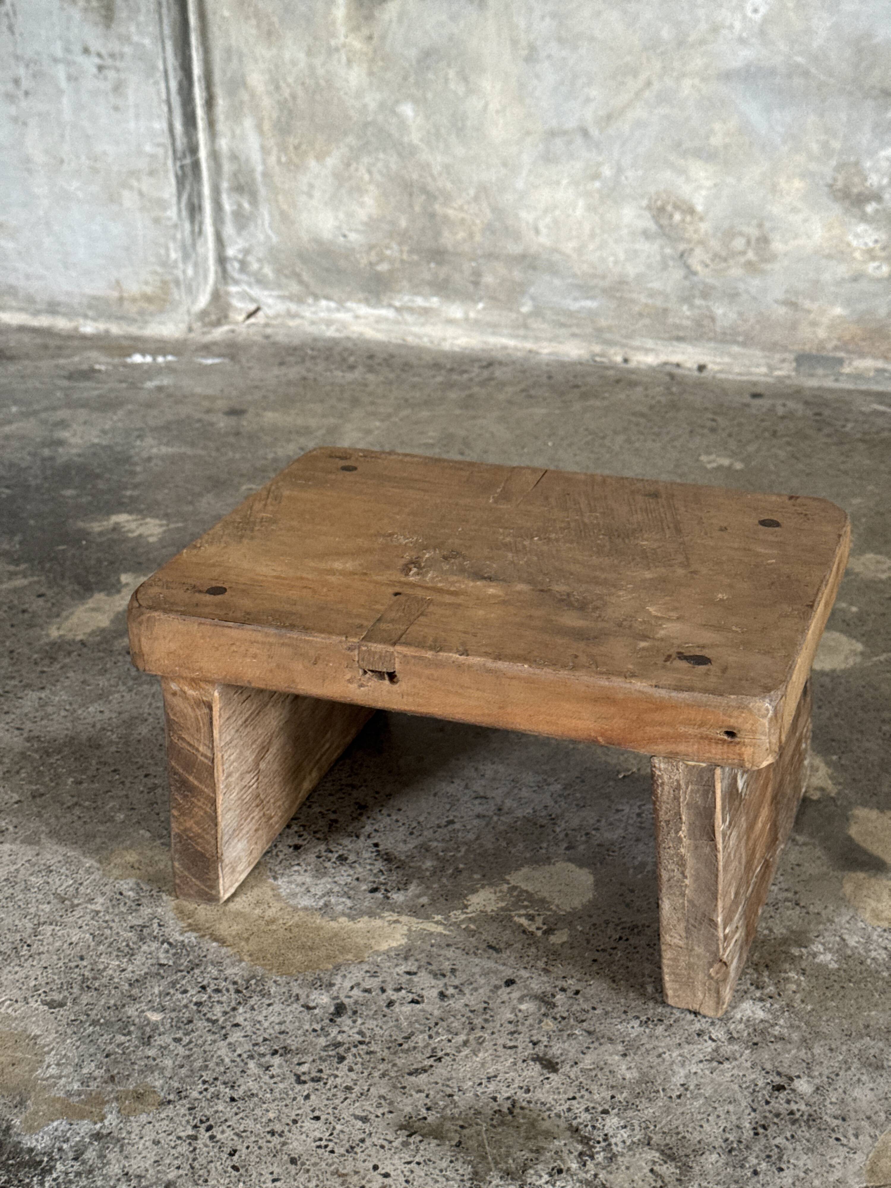 Small auxiliary stool in light upcycled teak (3276)