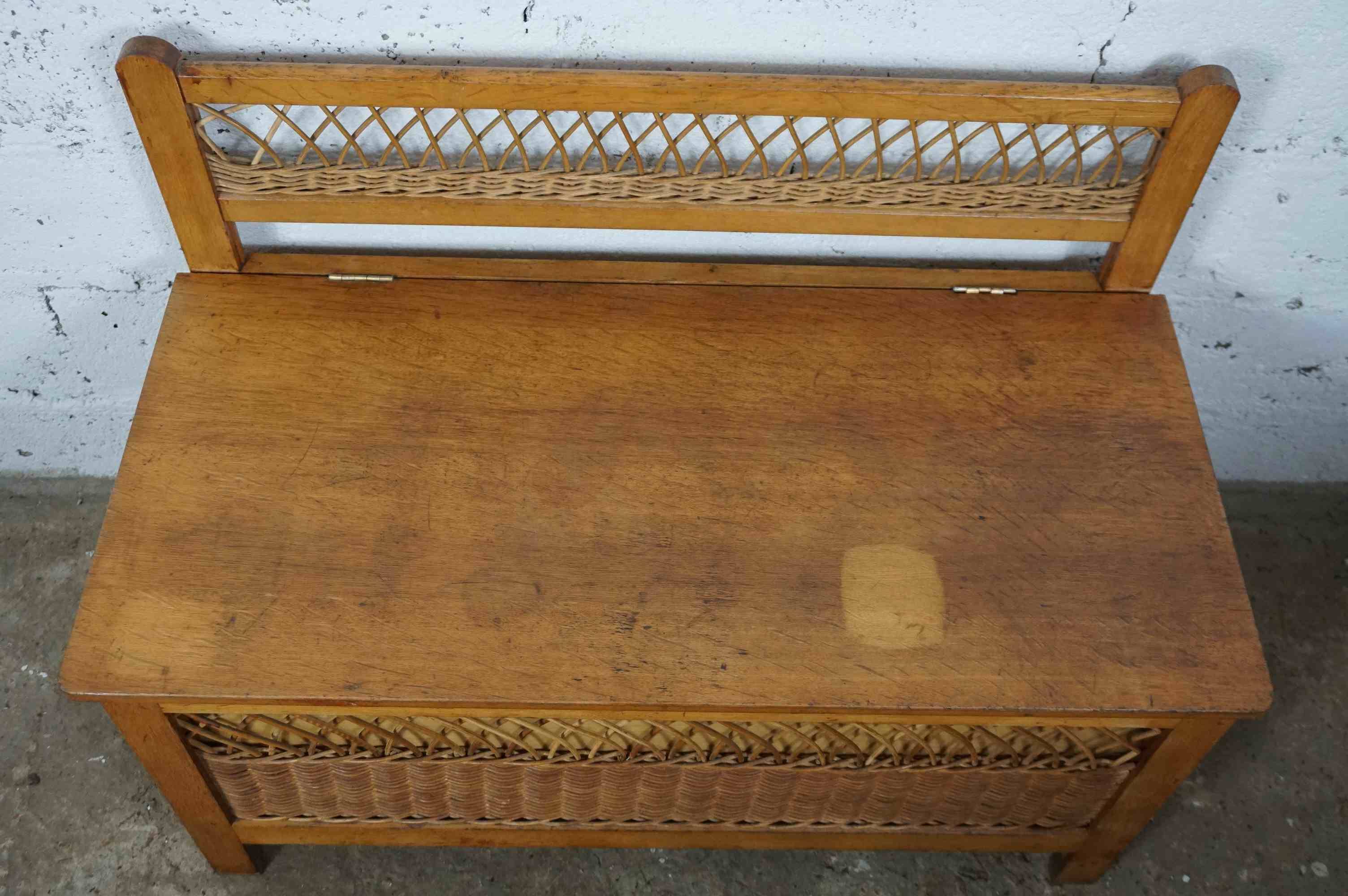 Coffre à jouets, banc en bois et rotin, années 60