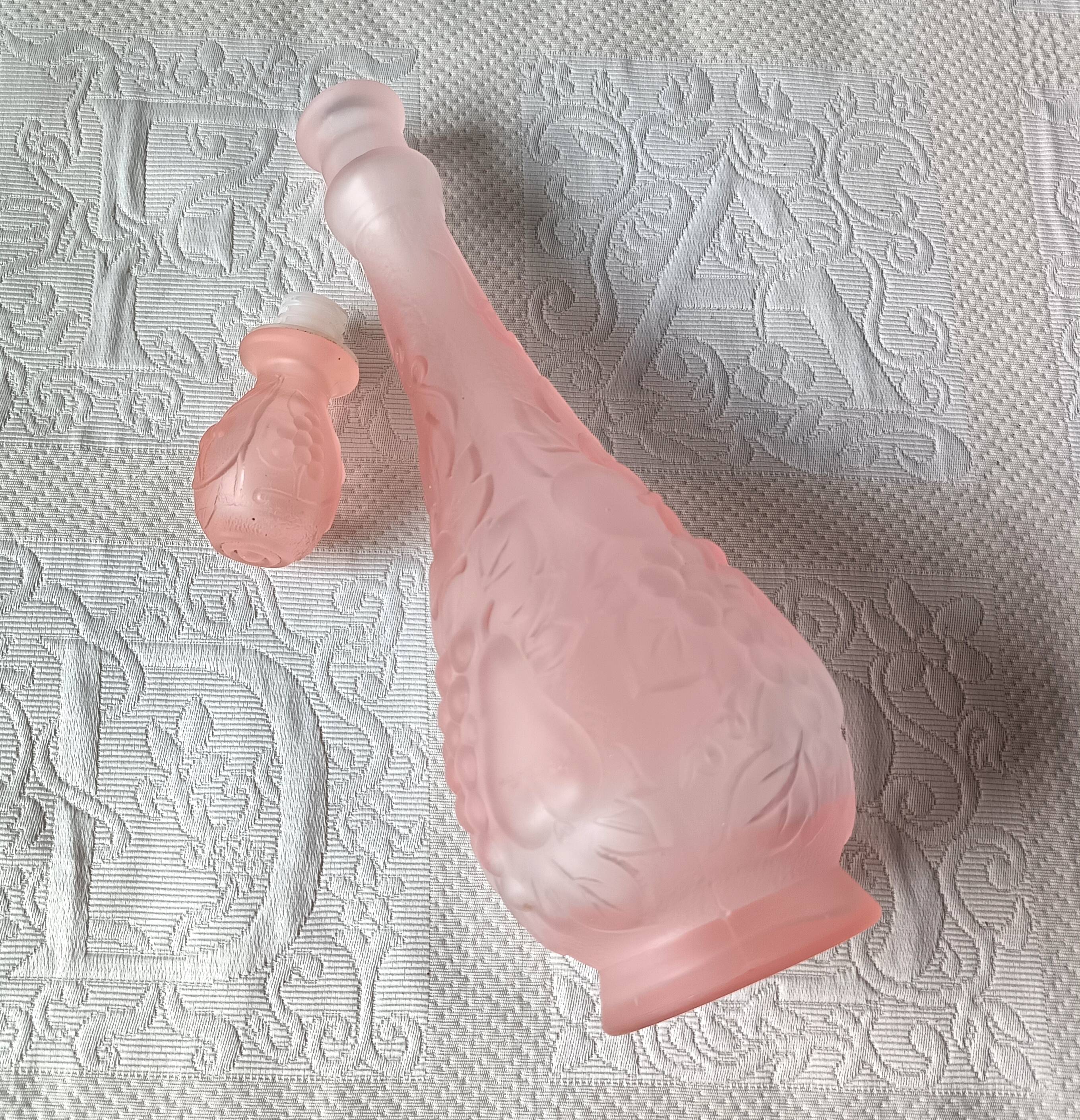 Large fruit motif genie CARAFE, vintage pink