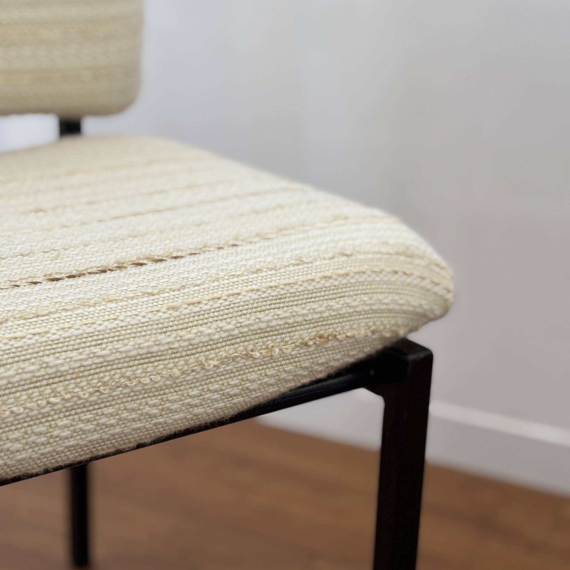 Paire de chaises modernistes en tissu