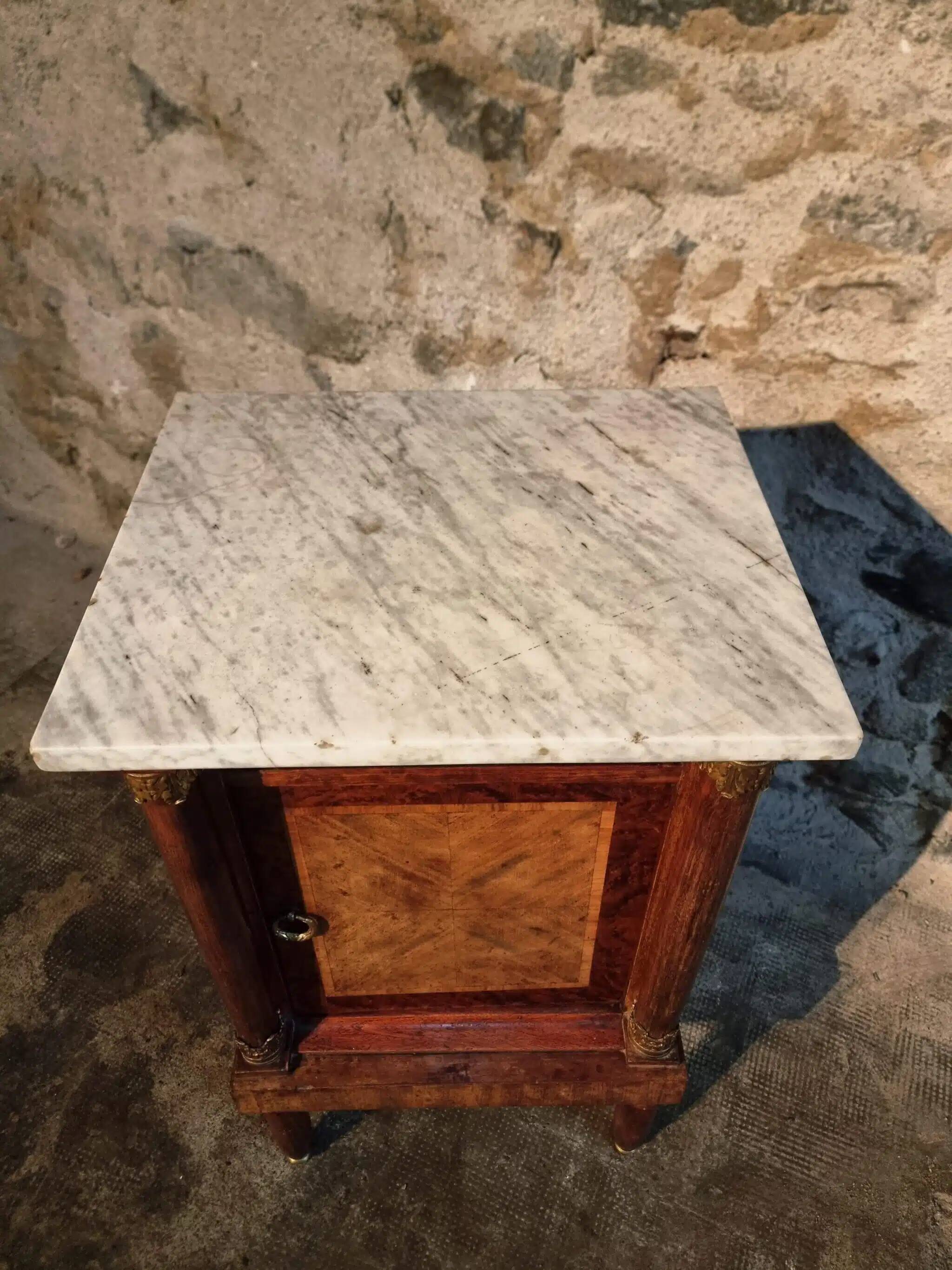 Table de chevet Empire français avec dessus en marbre