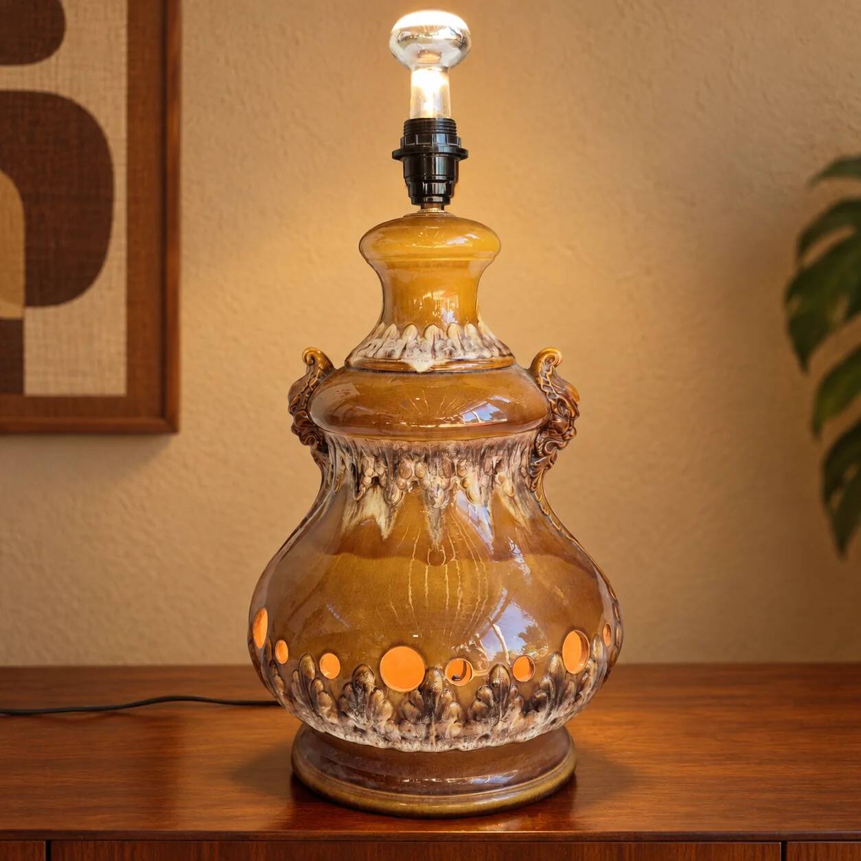 Large caramel and cream glazed ceramic lamp – Relief decoration and double lighting