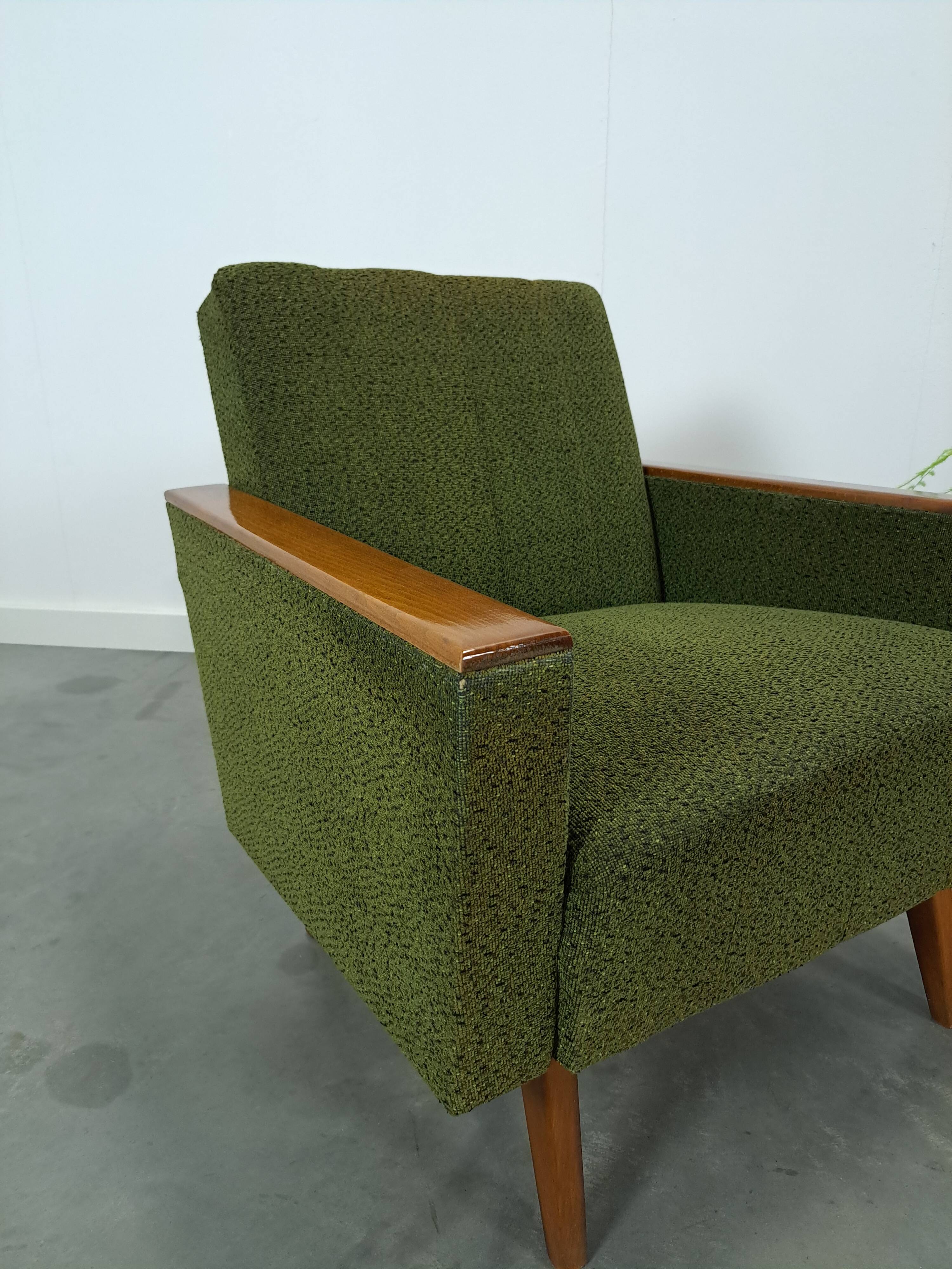 Fauteuil vert avec dossier en bois de teck