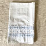 Drap pour bébé brodé de fleurs bleues