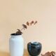 Duo de petits vases noir et blanc en céramique