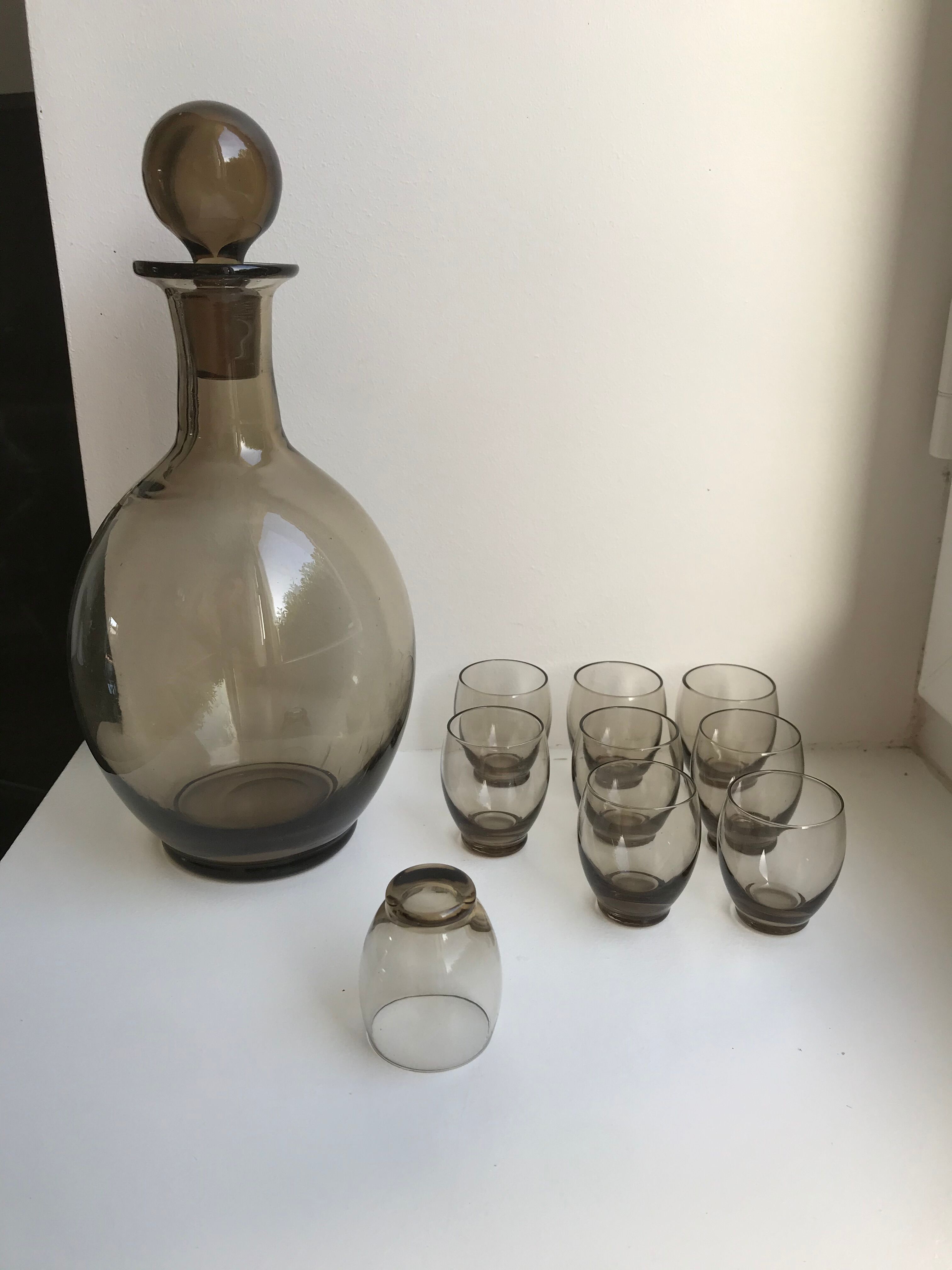 Set consisting of a carafe and 9 design liqueur glasses in Art Deco smoked glass 30s