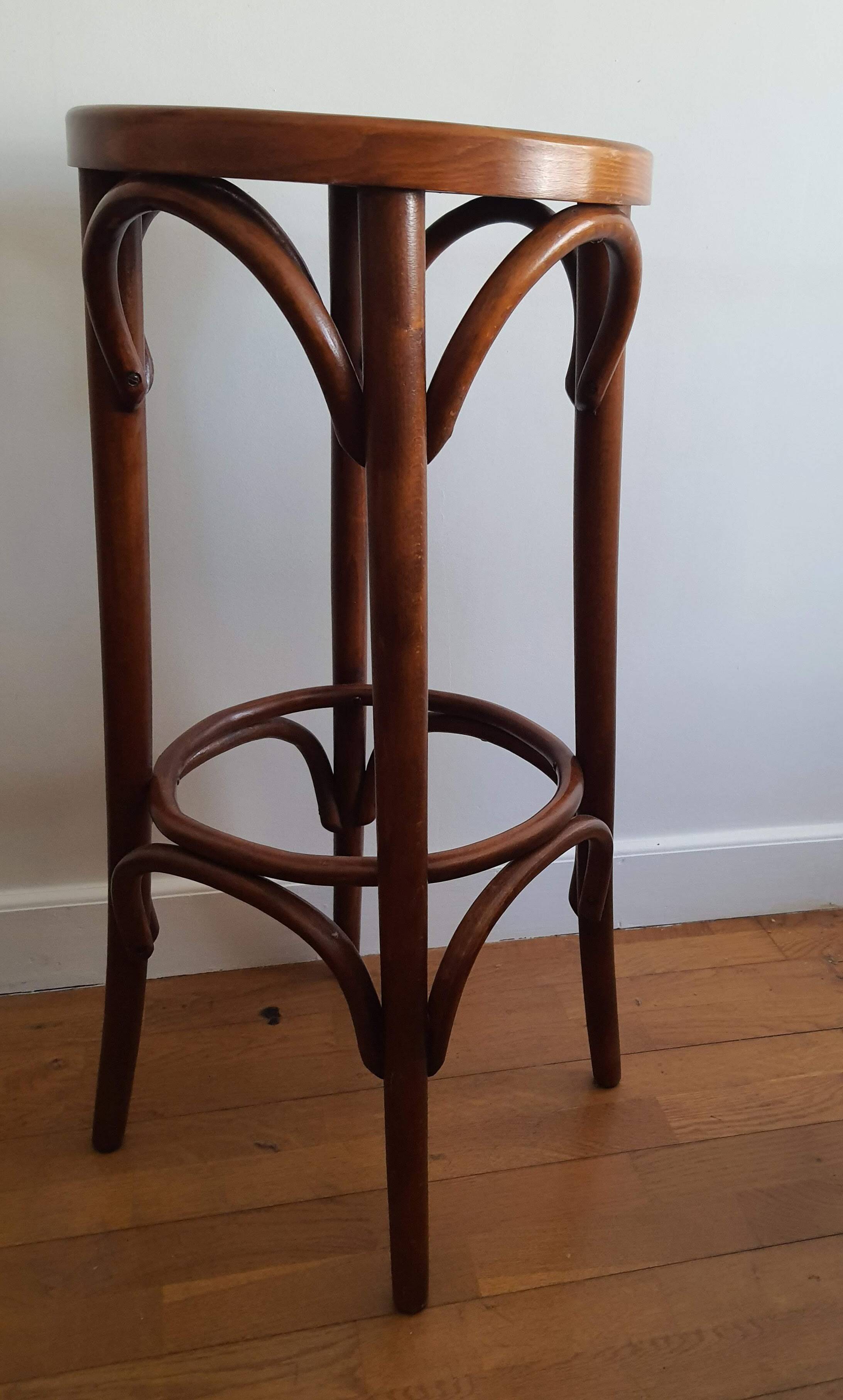 high curved wooden stool of Thonet type, in new condition