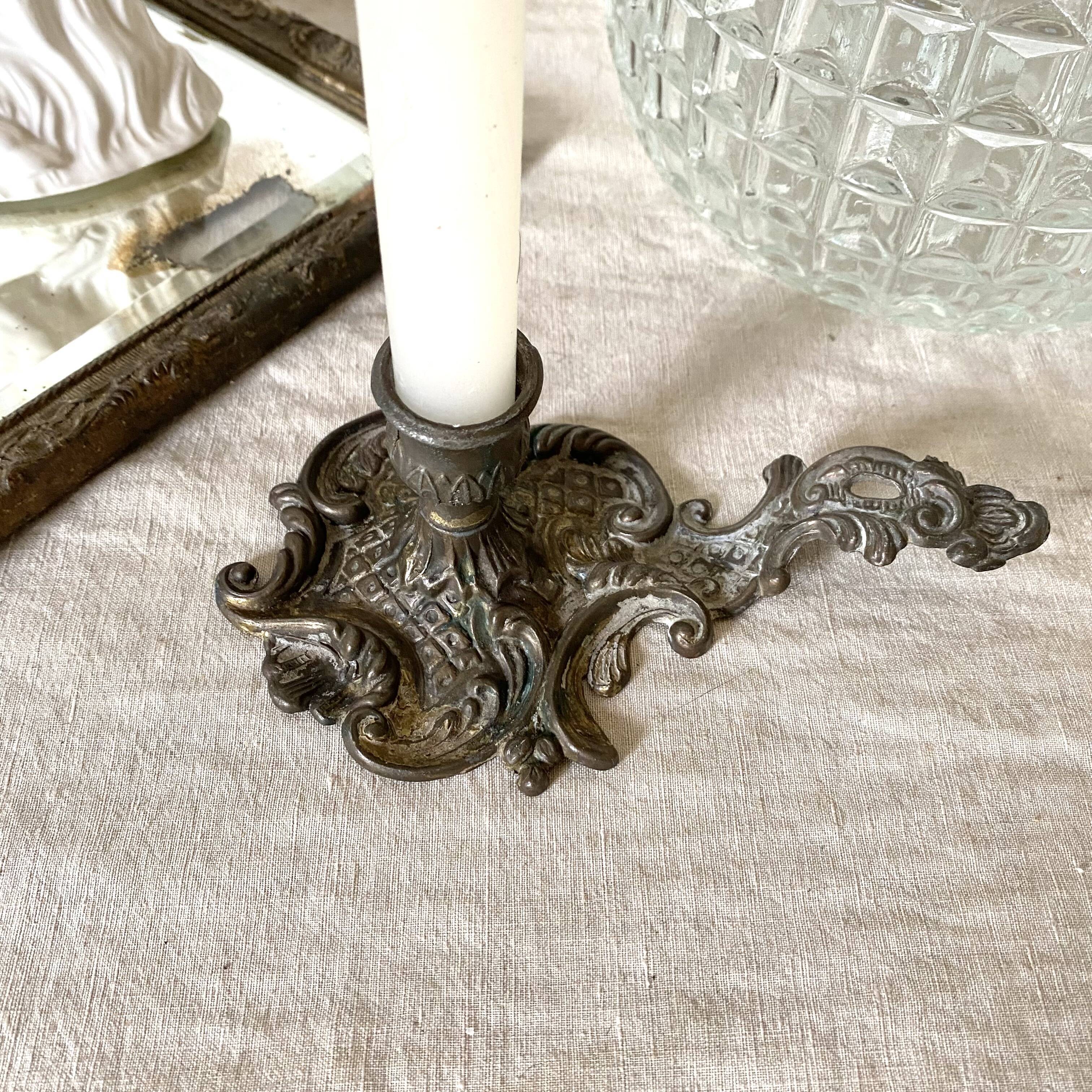 Antique style thumb candle holder