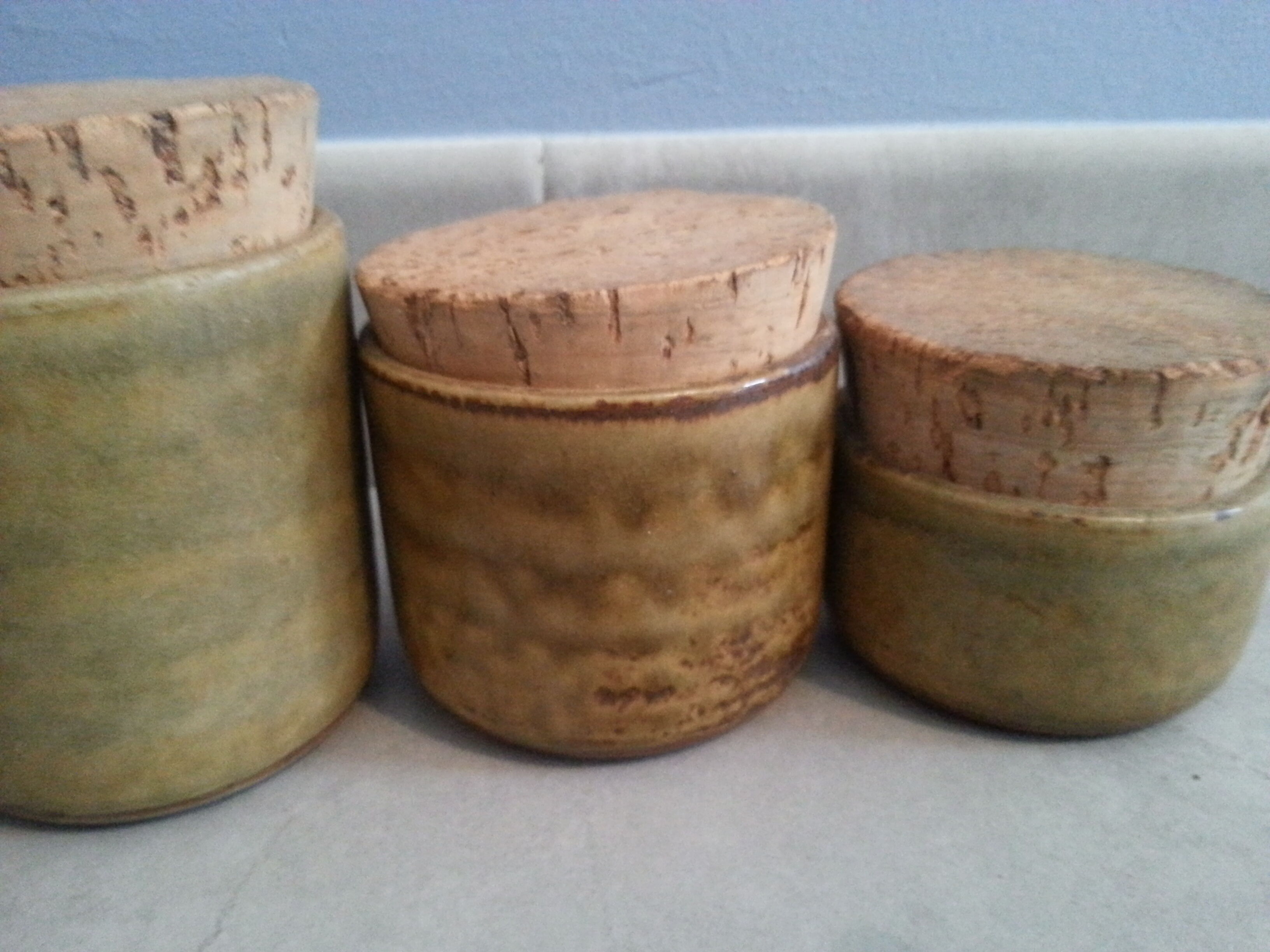 Ensemble de pots vert en terre avec bouchon liège