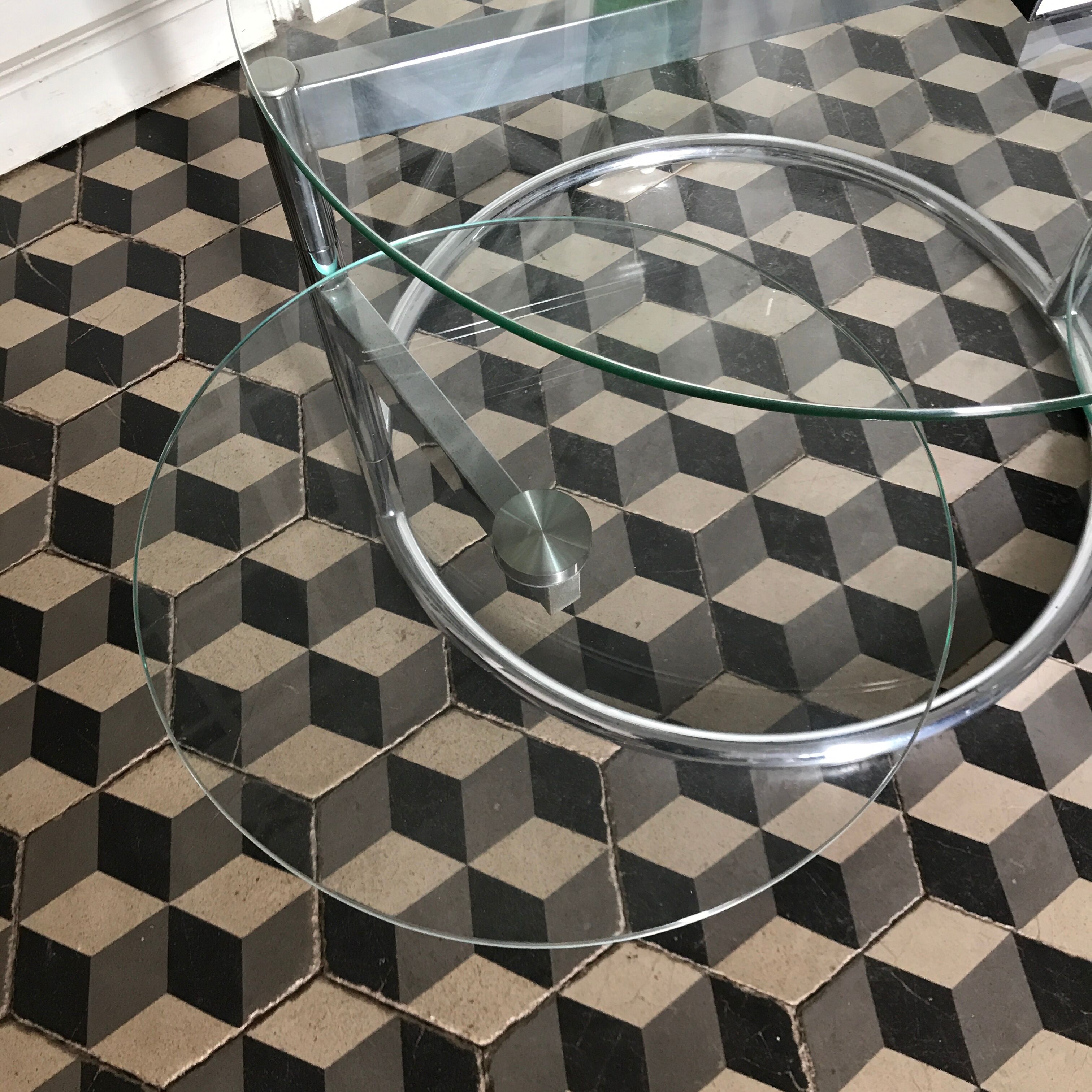 Swivel glass table