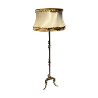 Floor lamp with lampshade