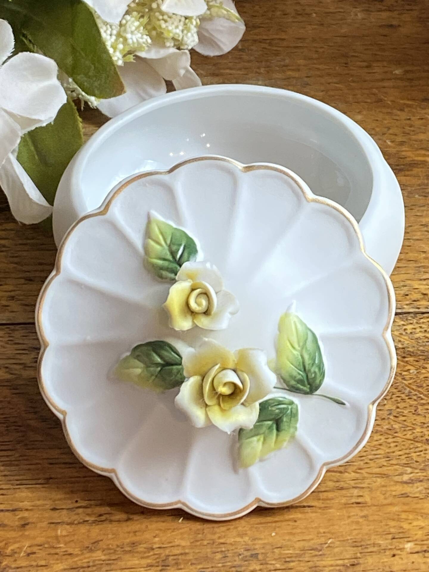 Porcelain bonbonnière