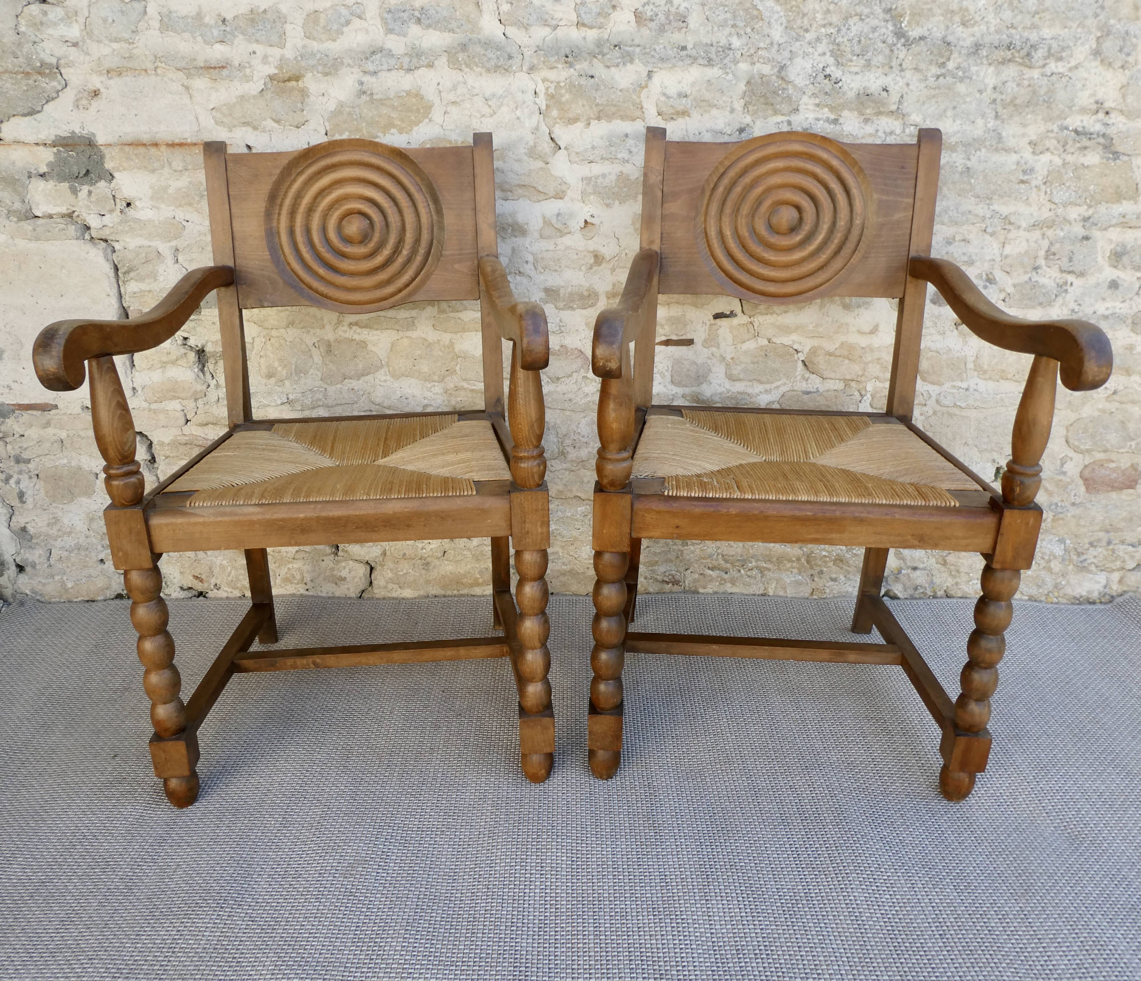 Paire de fauteuils néo-basques, en bois et assise paillée