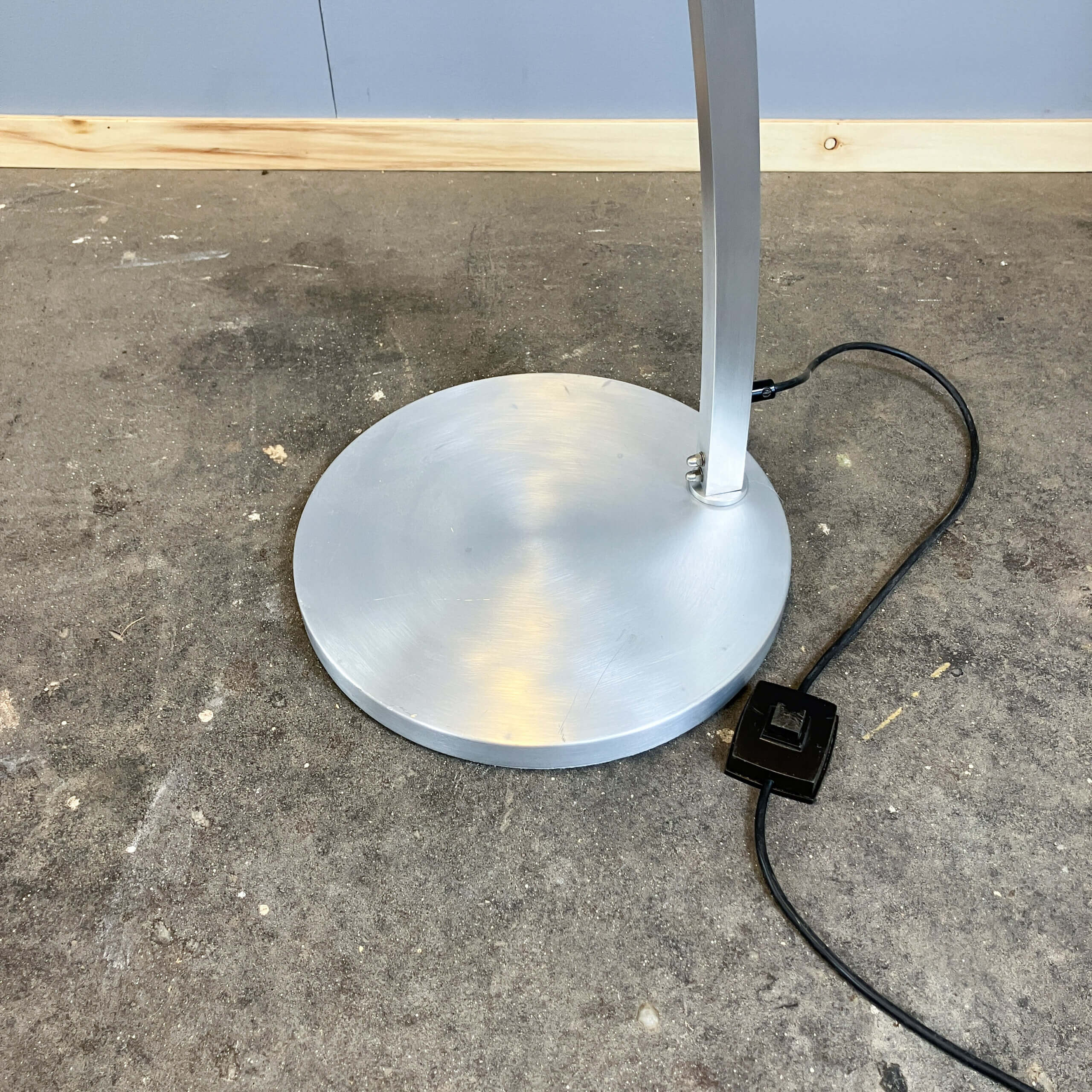Lampe arquée par Sölken, aluminium brossé avec un abat-jour en verre acrylique, années 1970.