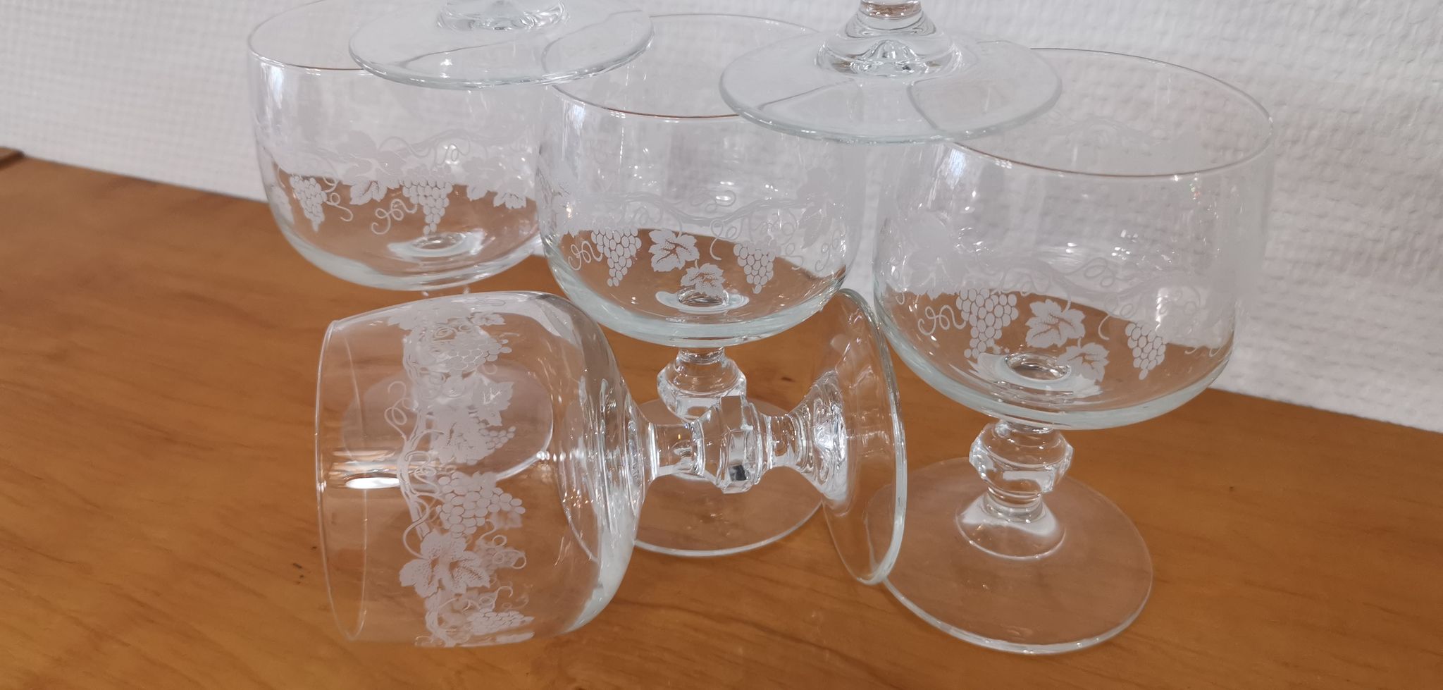 Set of 6 water glasses on feet, grape decoration and Luminarc vine shoot