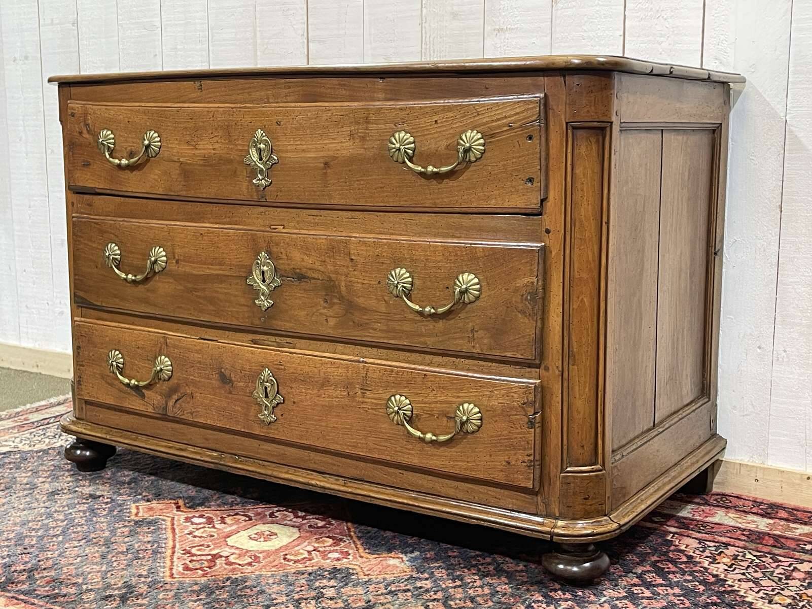 18th-century chest of drawers in walnut and fir