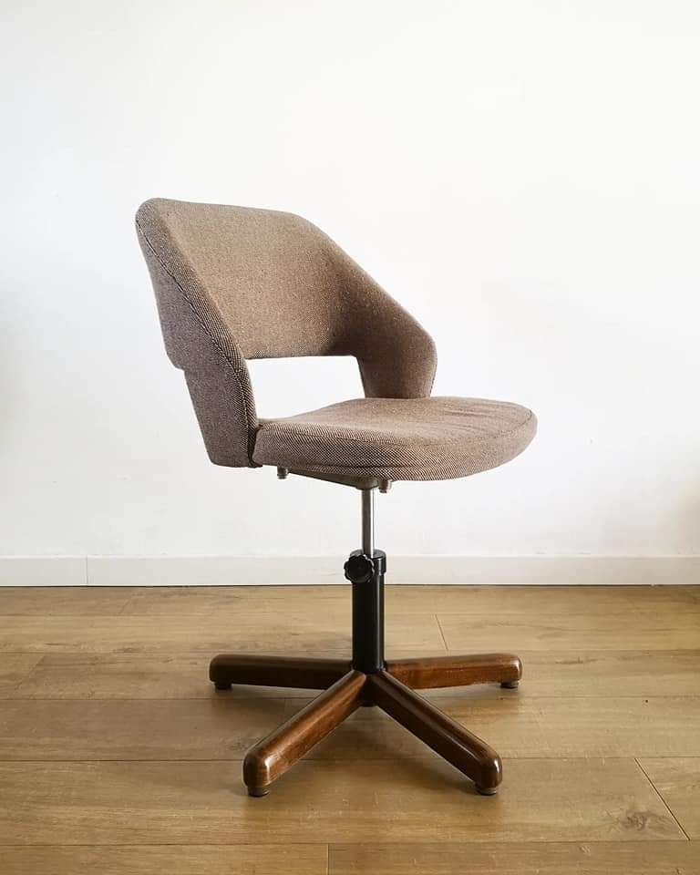Adjustable fabric office chair