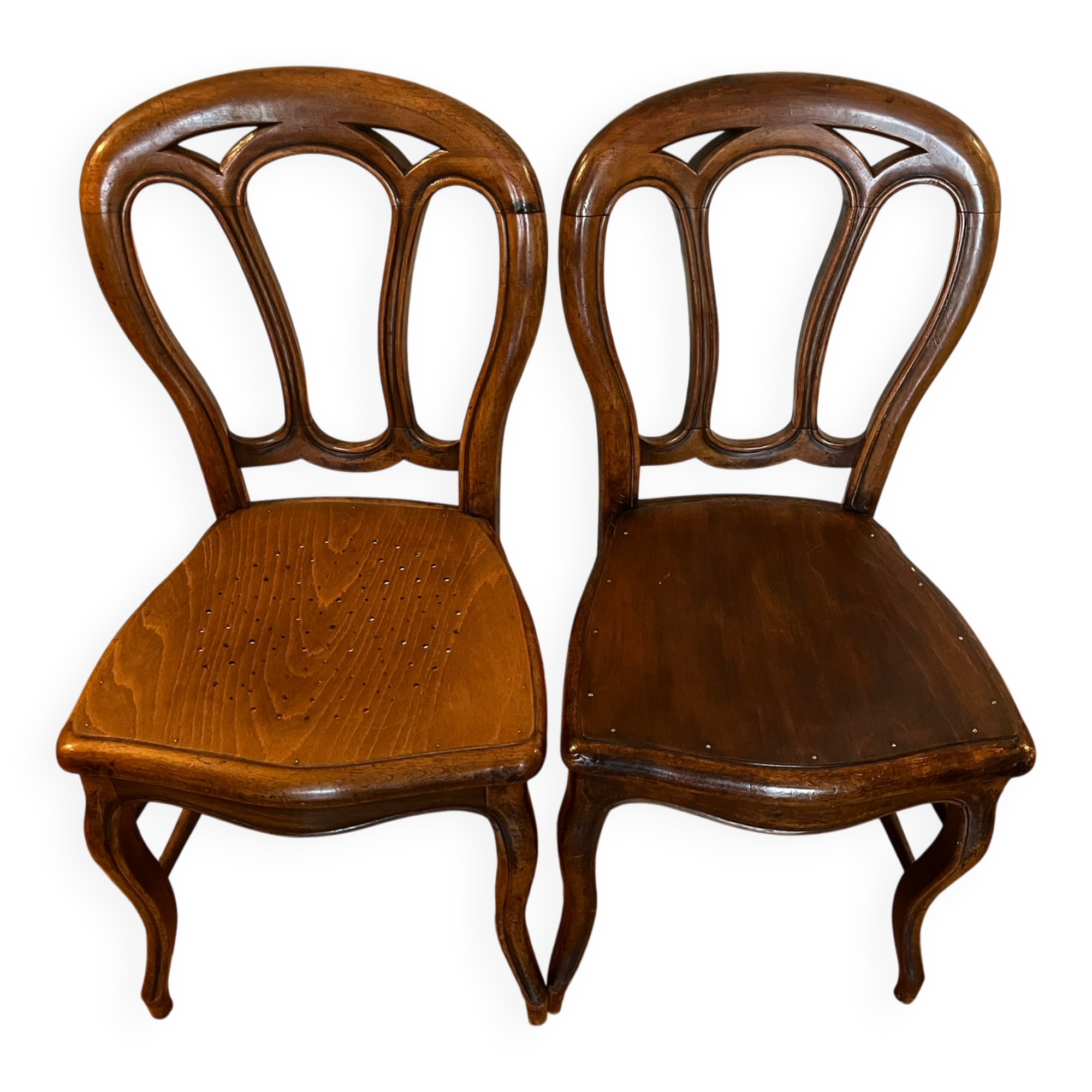 Pair of Art Nouveau curved wooden chairs, circa 1900 — Thonet style, ta