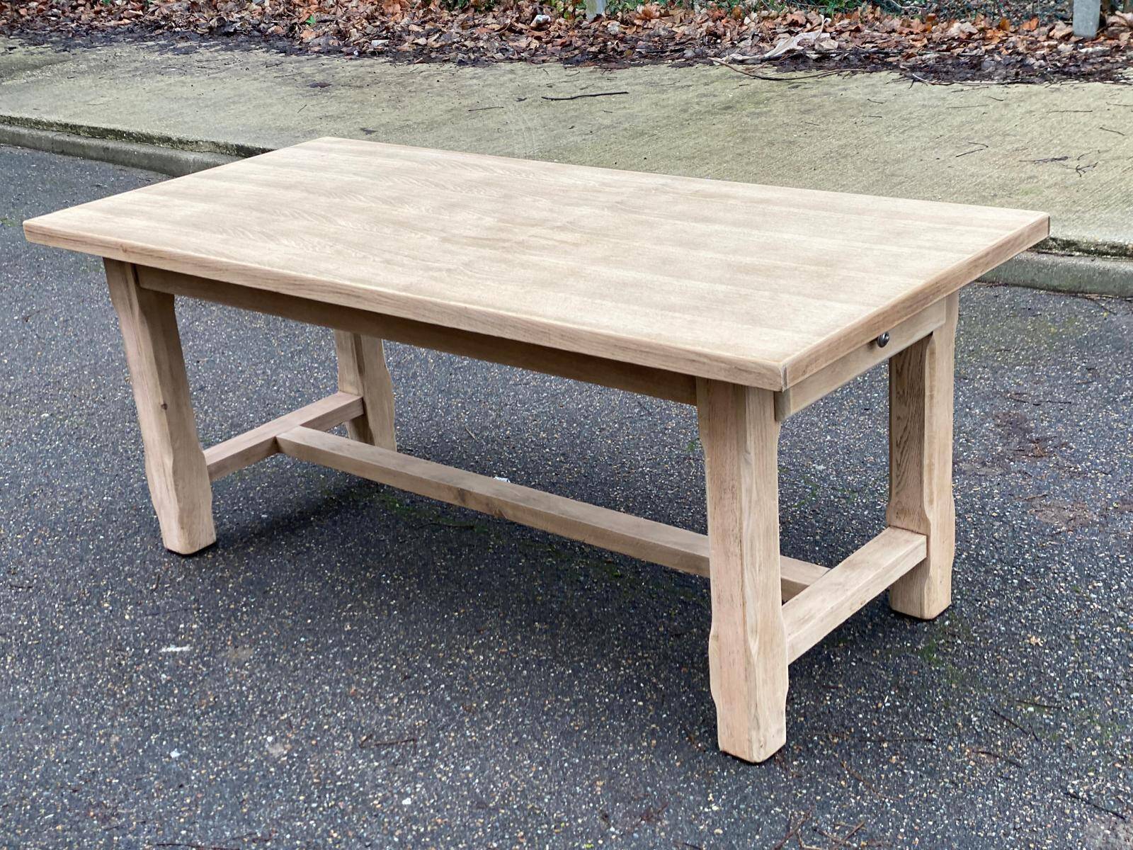 Table à manger de ferme rénovée en chêne brut du XXème 180cm avec tiroir