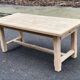 Table à manger de ferme rénovée en chêne brut du XXème 180cm avec tiroir