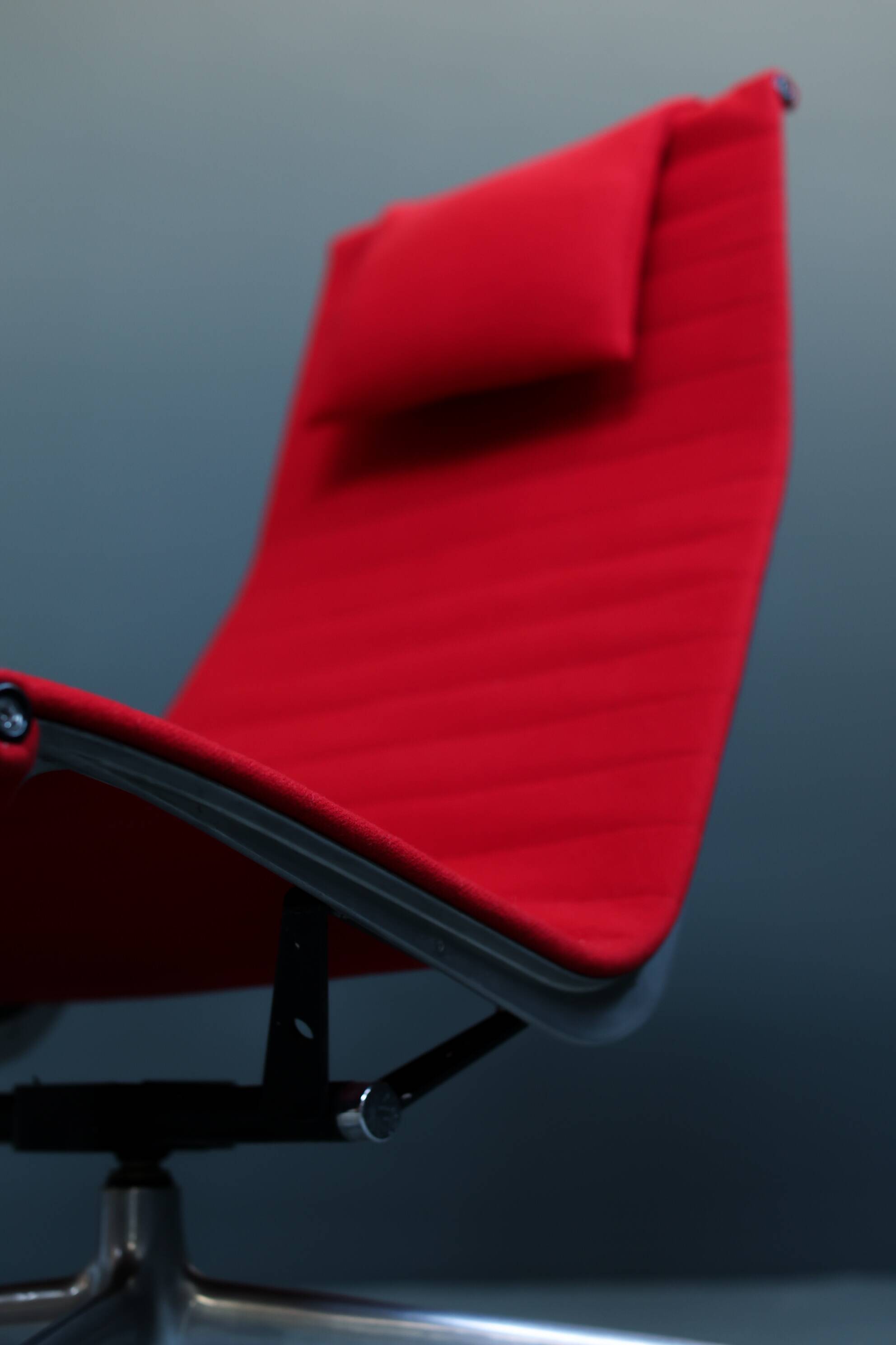 Aluminum Lounge Chair EA125 by Charles & Ray Eames for HERMAN MILLER