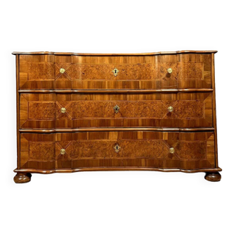 Très importante commode arbalète Alsacienne époque Louis XV en marqueterie de bois nobles vers 1750
