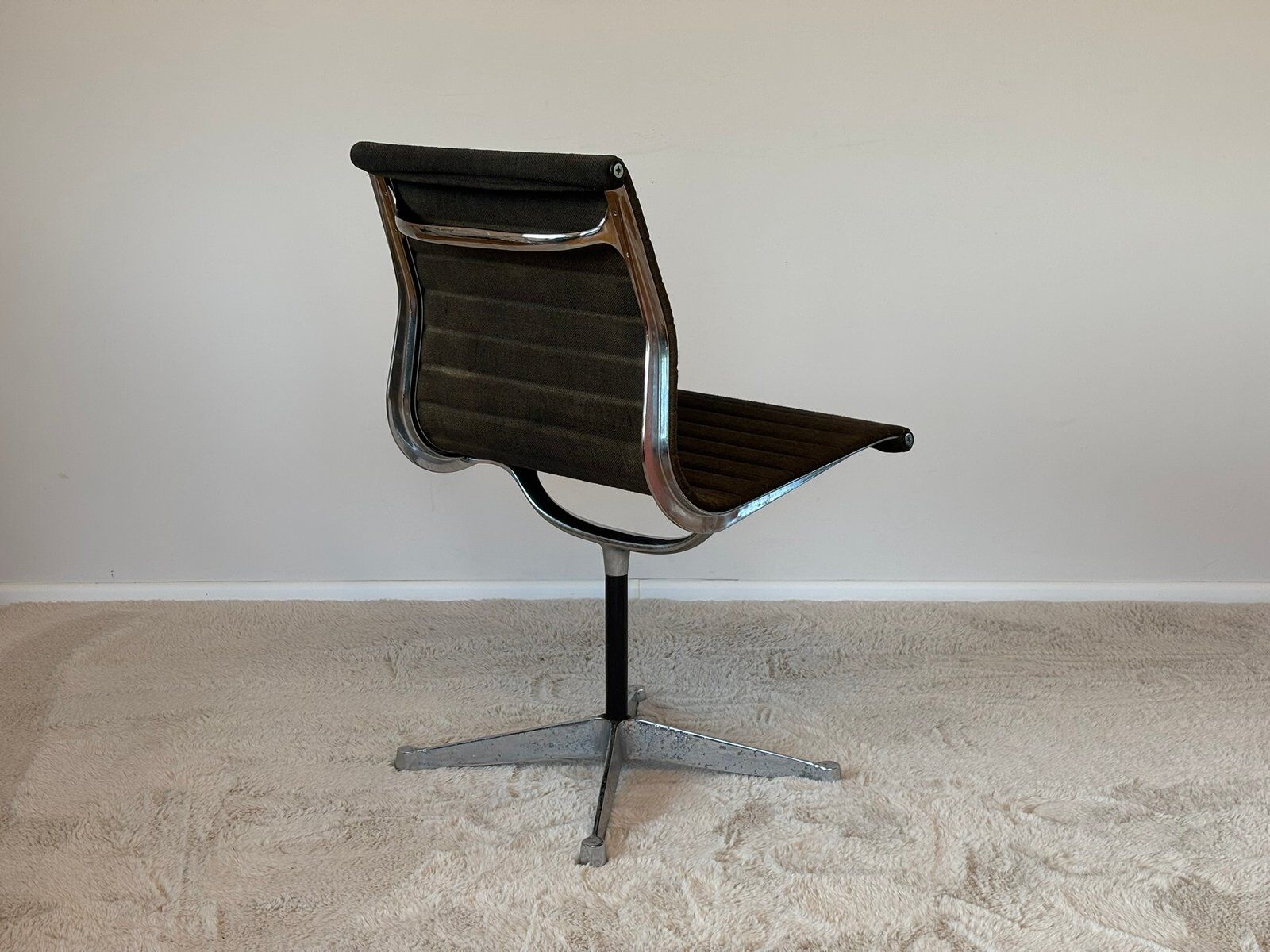 Model EA 105 aluminium chair by Eames for Herman Miller, 1970s