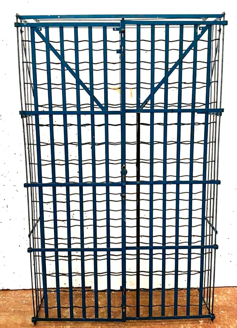 Porte bouteilles a portes en fer forgé XX siècle