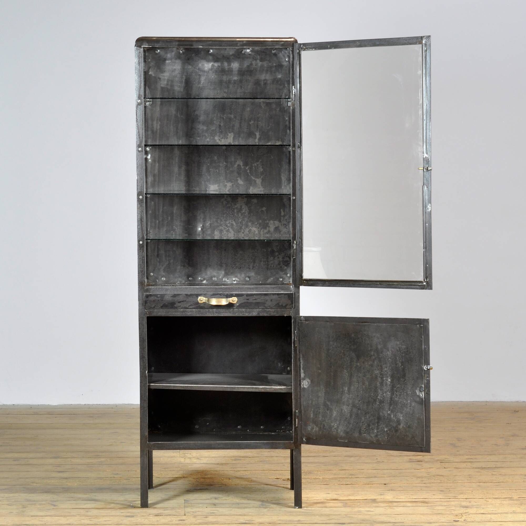 Cabinet de médecine en fer poli, années 1950