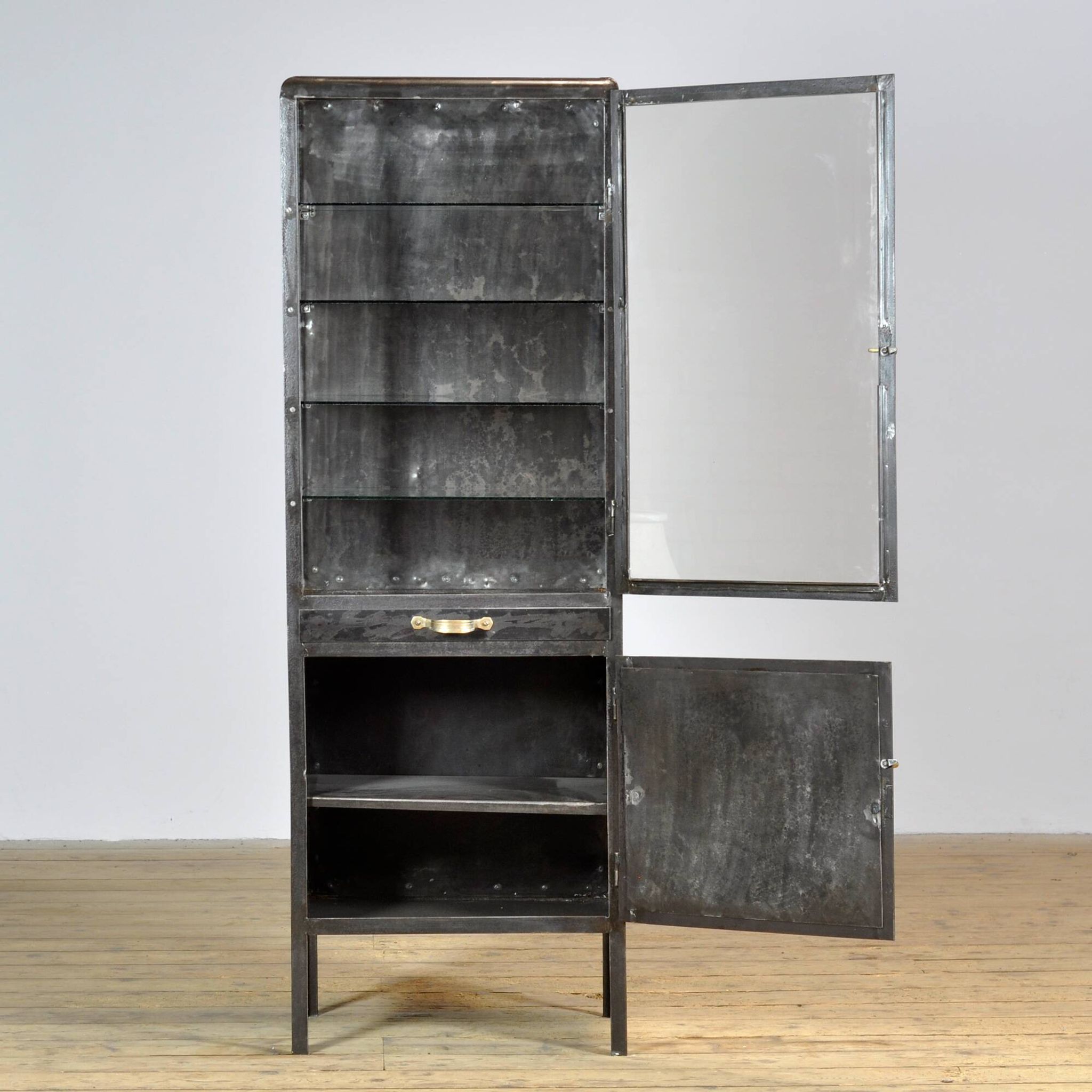 Cabinet de médecine en fer poli, années 1950