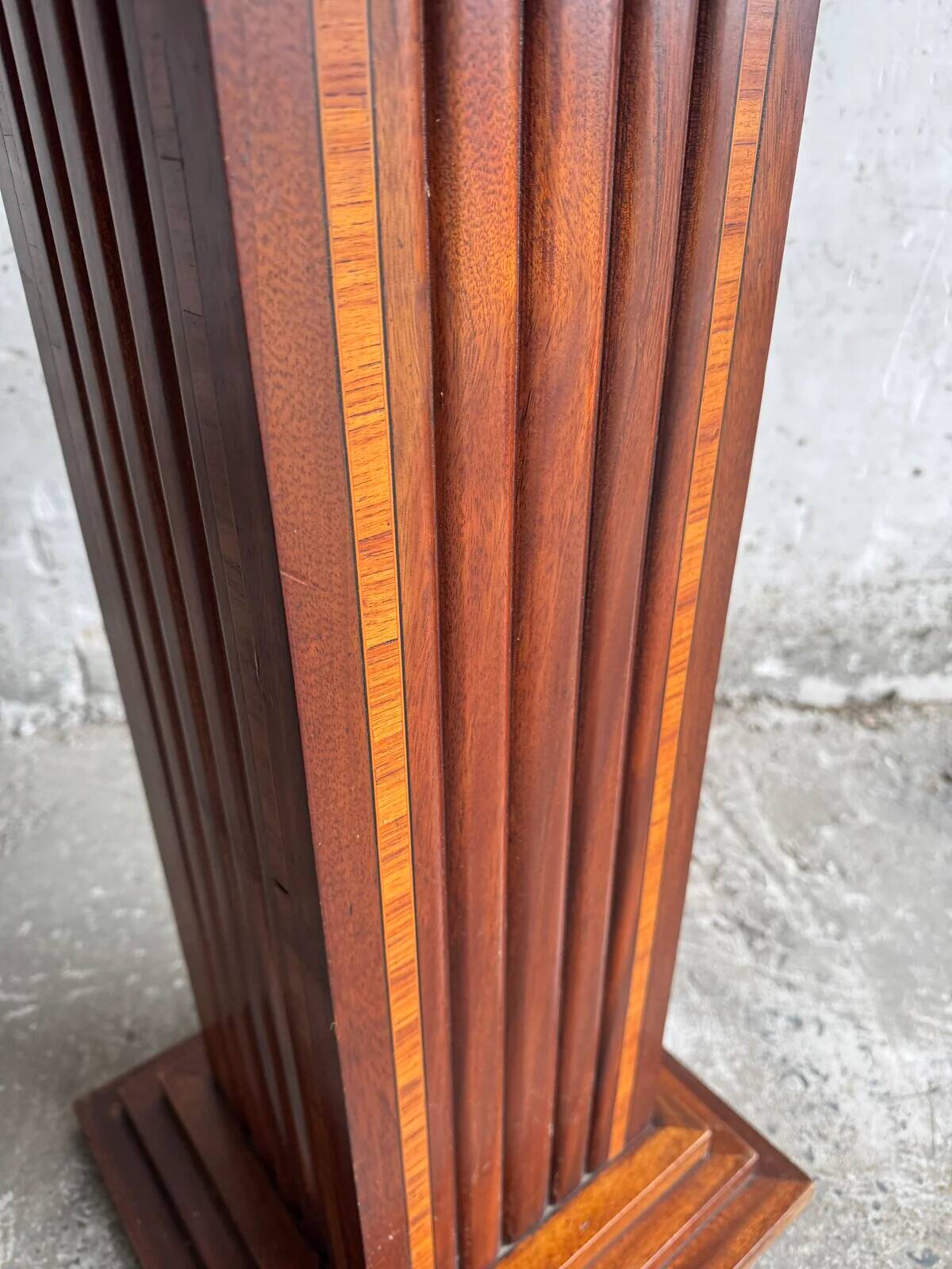 Table d'appoint en bois bourgogne-brun de l'entre-deux-guerres avec base à colonne cannelée, Belgique 1930