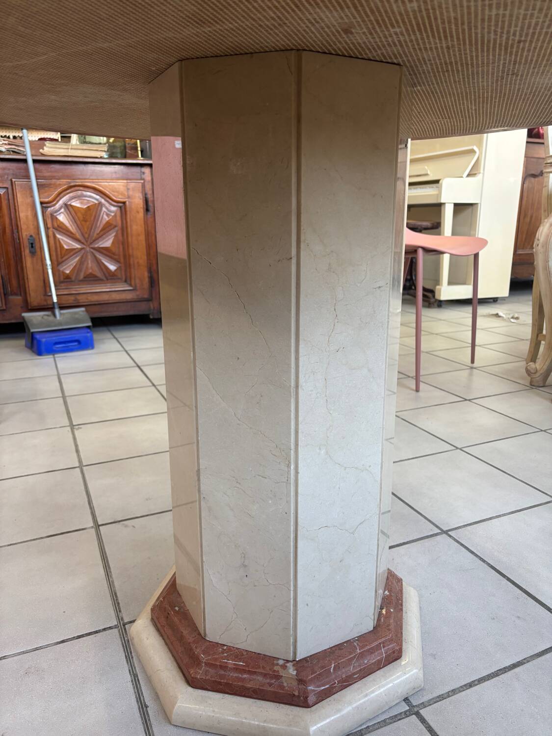Round table in white marble