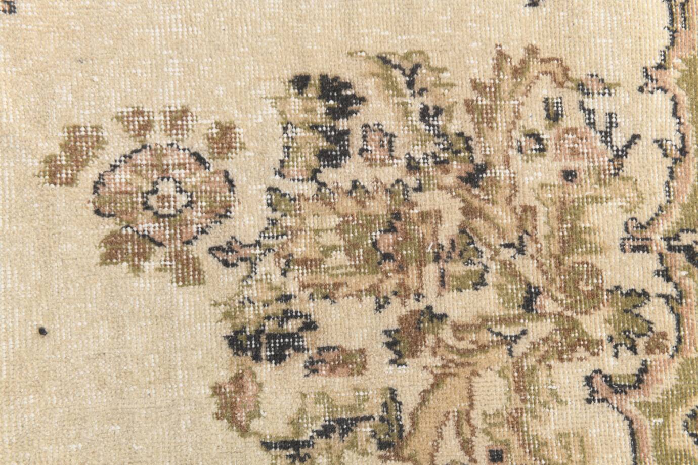 Tapis Anatolien Vintage Clair – Motifs Floraux Élégants, 202x278 Cm