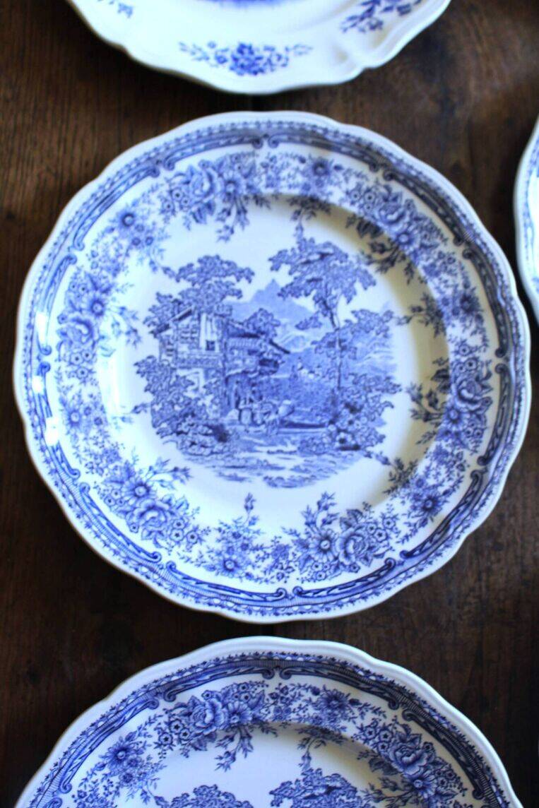 A set of 6 romantic blue Lunéville Sarreguemines flat plates.