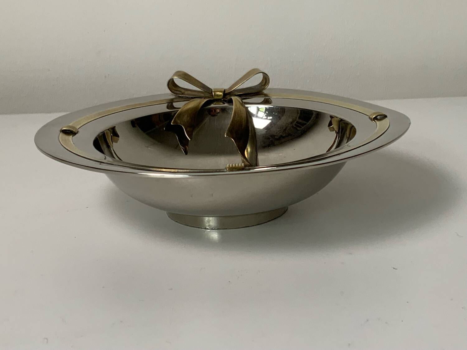 Metal pocket emptier