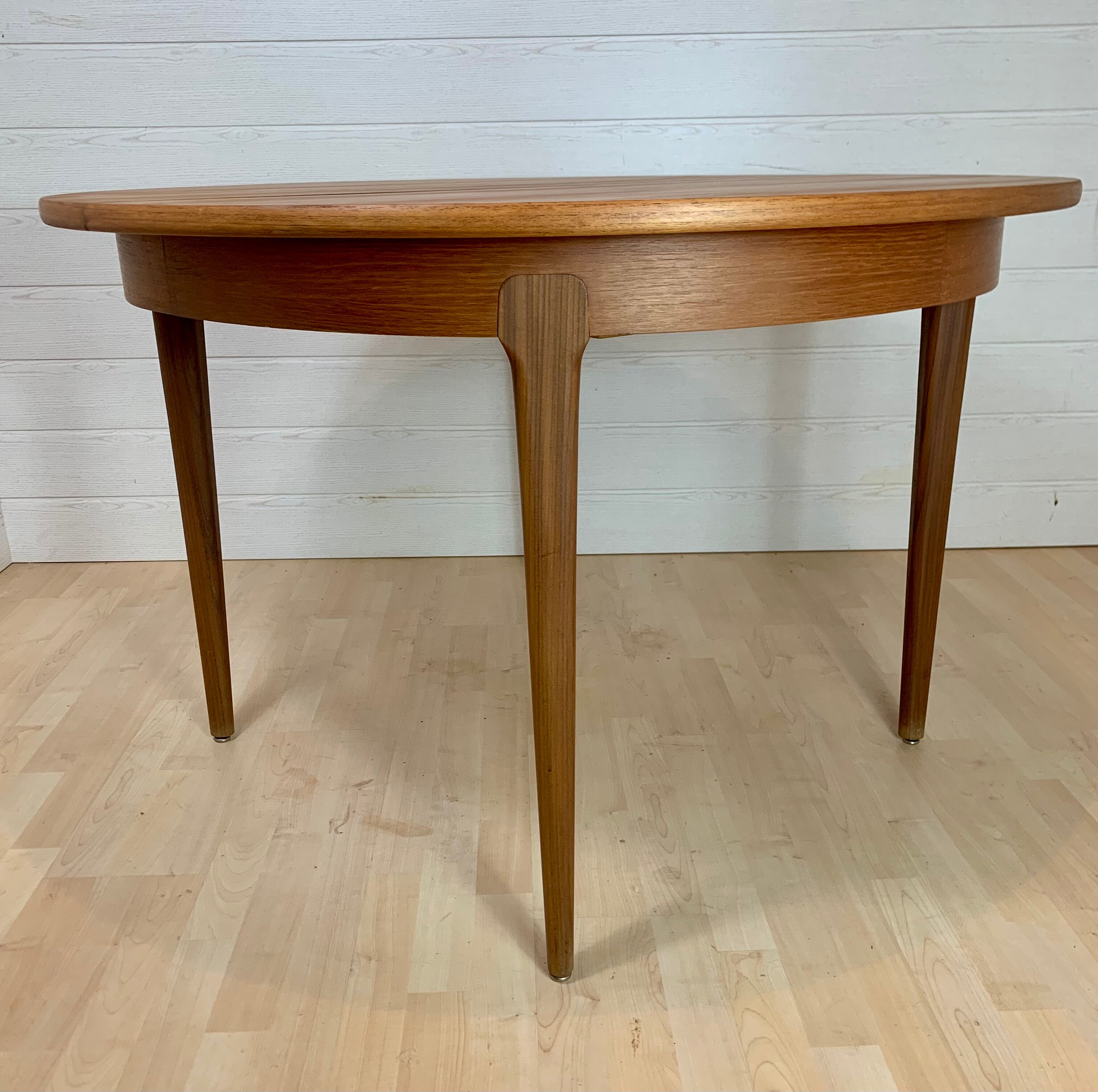 Vintage round table in walnut 1960
