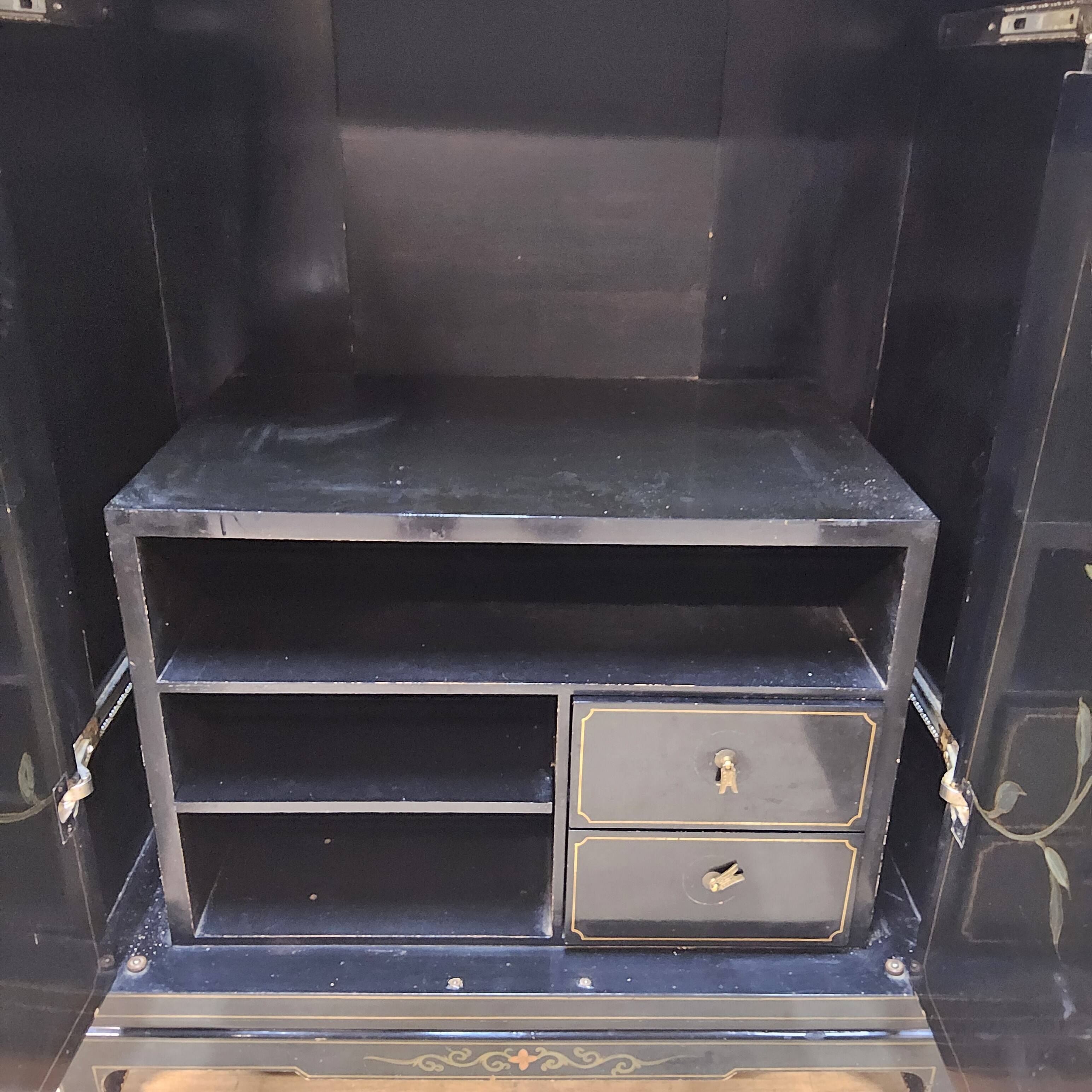 Cabinet vintage chinois laqué noir avec oiseaux et fleurs bohème