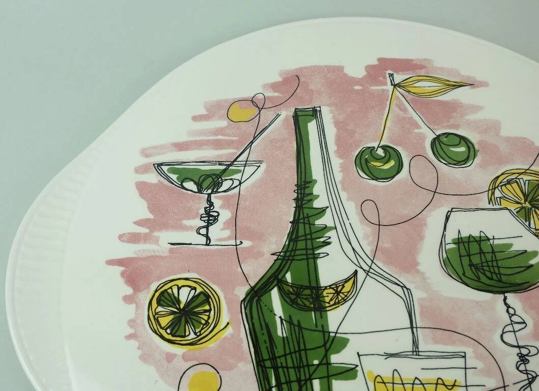 Assiette à gâteau des années 1950 avec de beaux décors de cocktail et de bar à grünstadt.