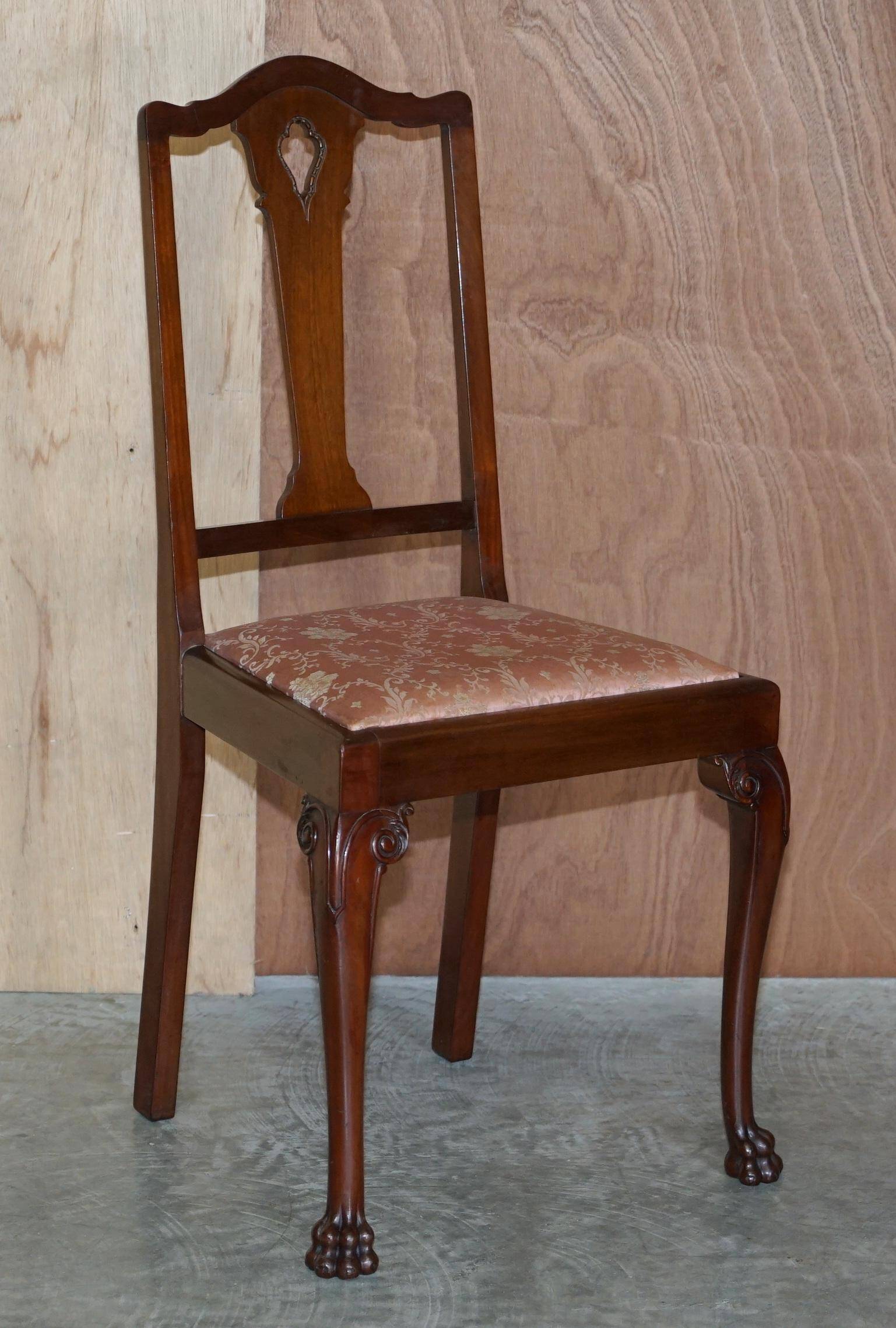 Paire de chaises anglaises anciennes en bois dur avec pieds sculptés en patte de lion