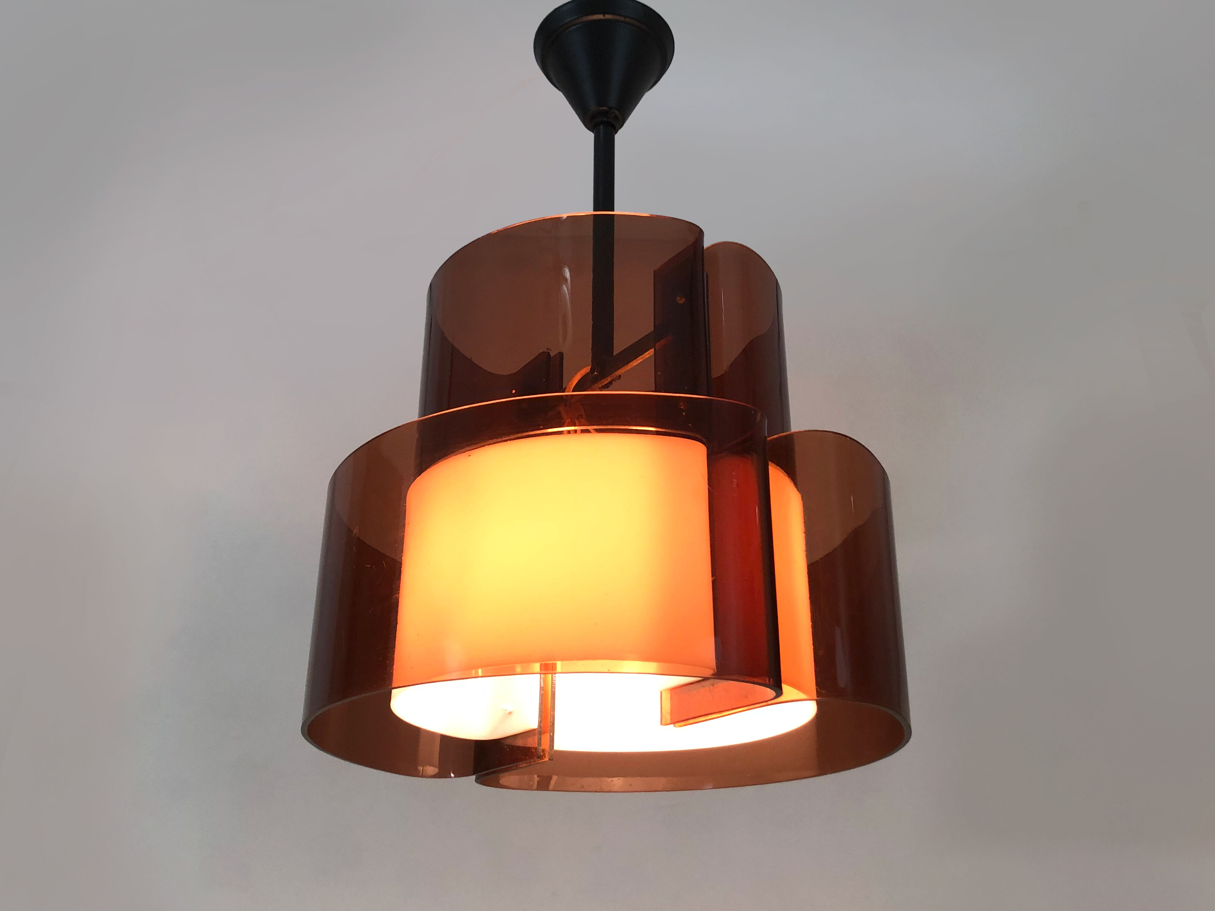 Suspension vintage en plexiglas fumé et blanc double feux. Année 60
