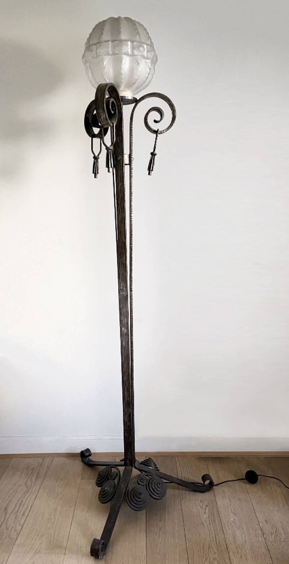 Large art deco floor lamp in wrought iron and white pressed molded glass (height 211 cm)
