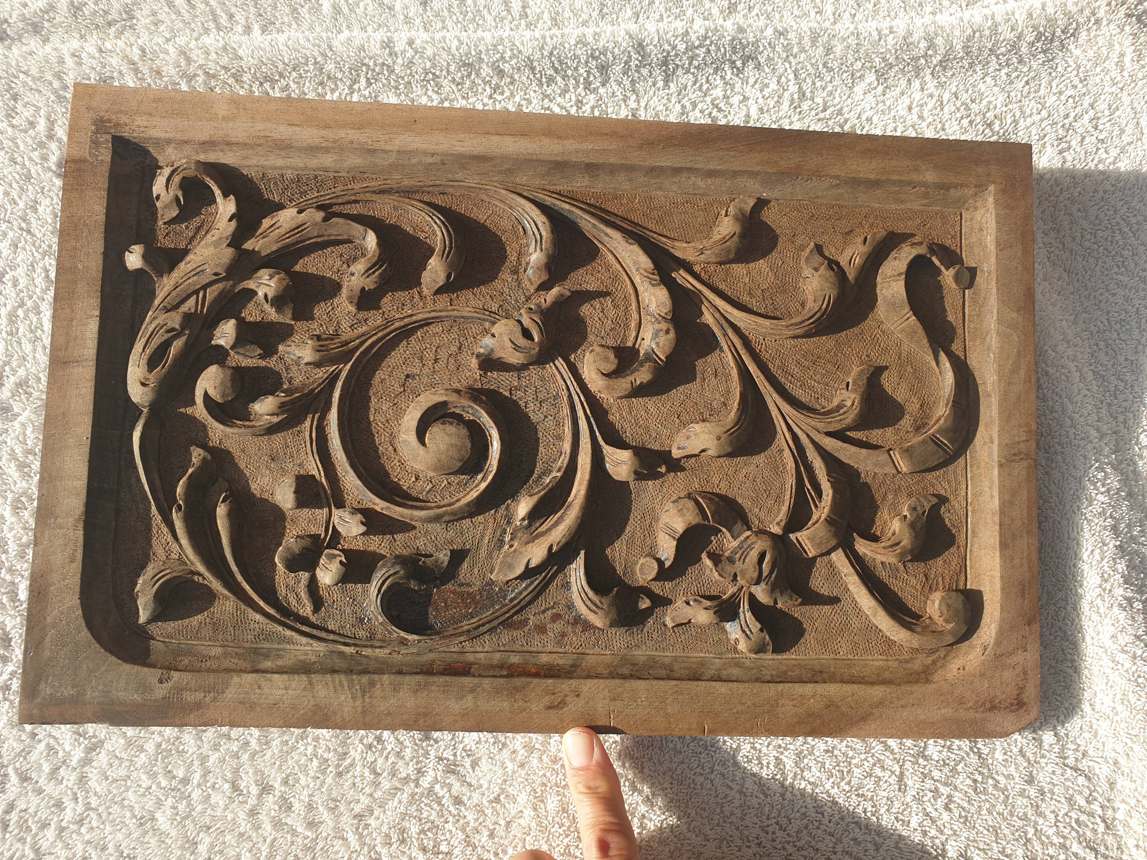Pair of pediment / bas relief / carved wooden plaque