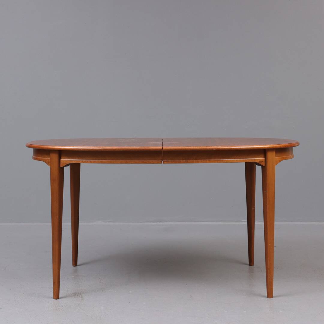 Table à manger vintage ovale en noyer 1960 Suède