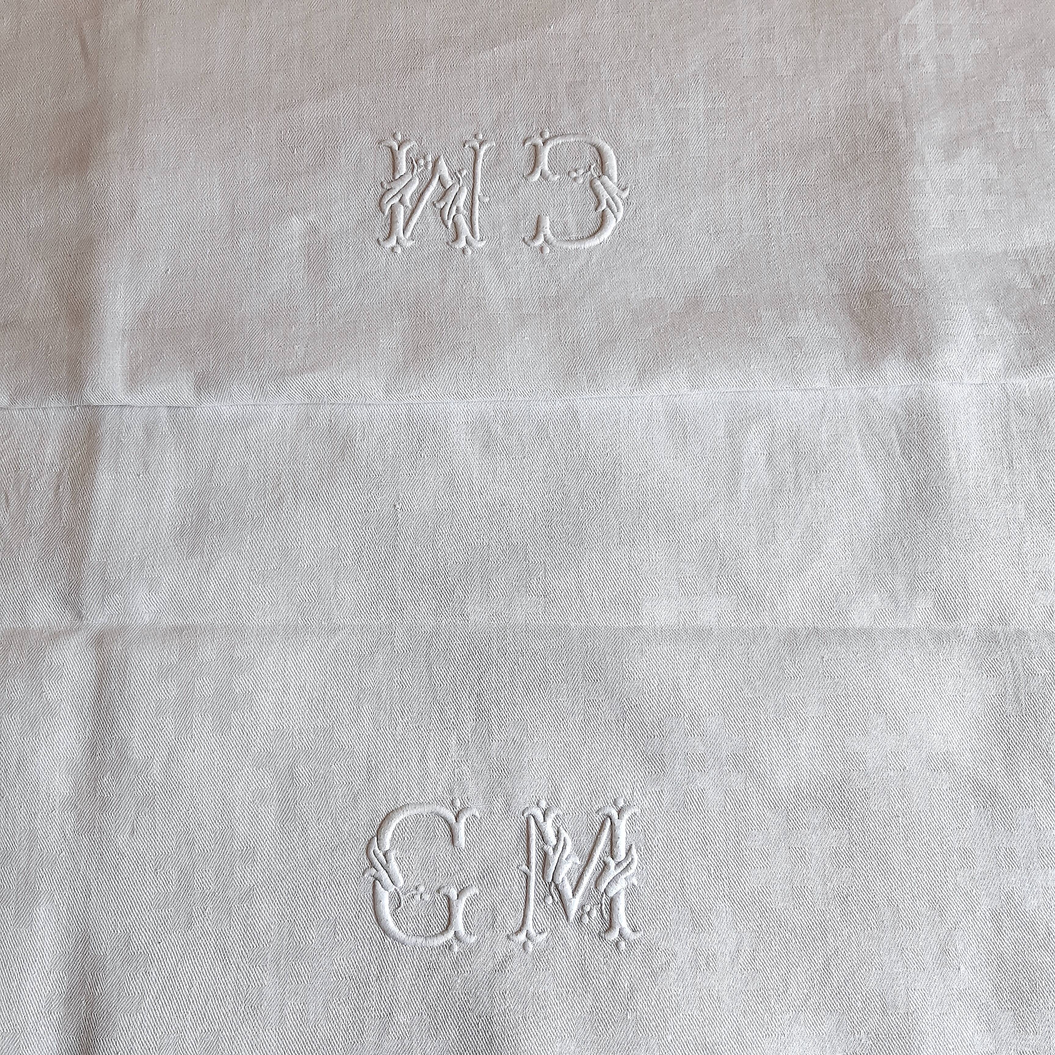 Damask tablecloth monogrammed GM, 1m55 x 2m90